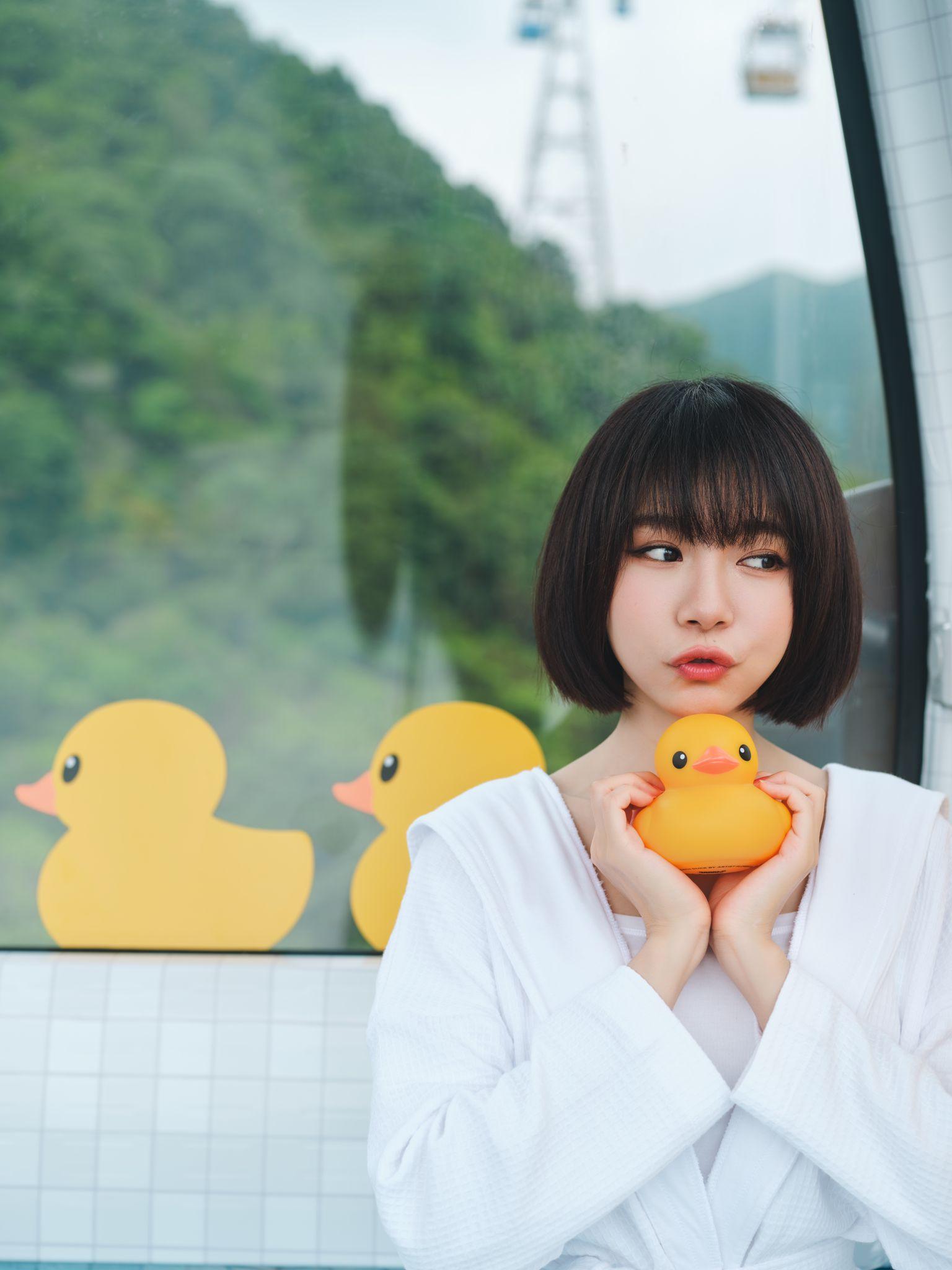 林明禎浴袍Look體驗搭主題纜車。