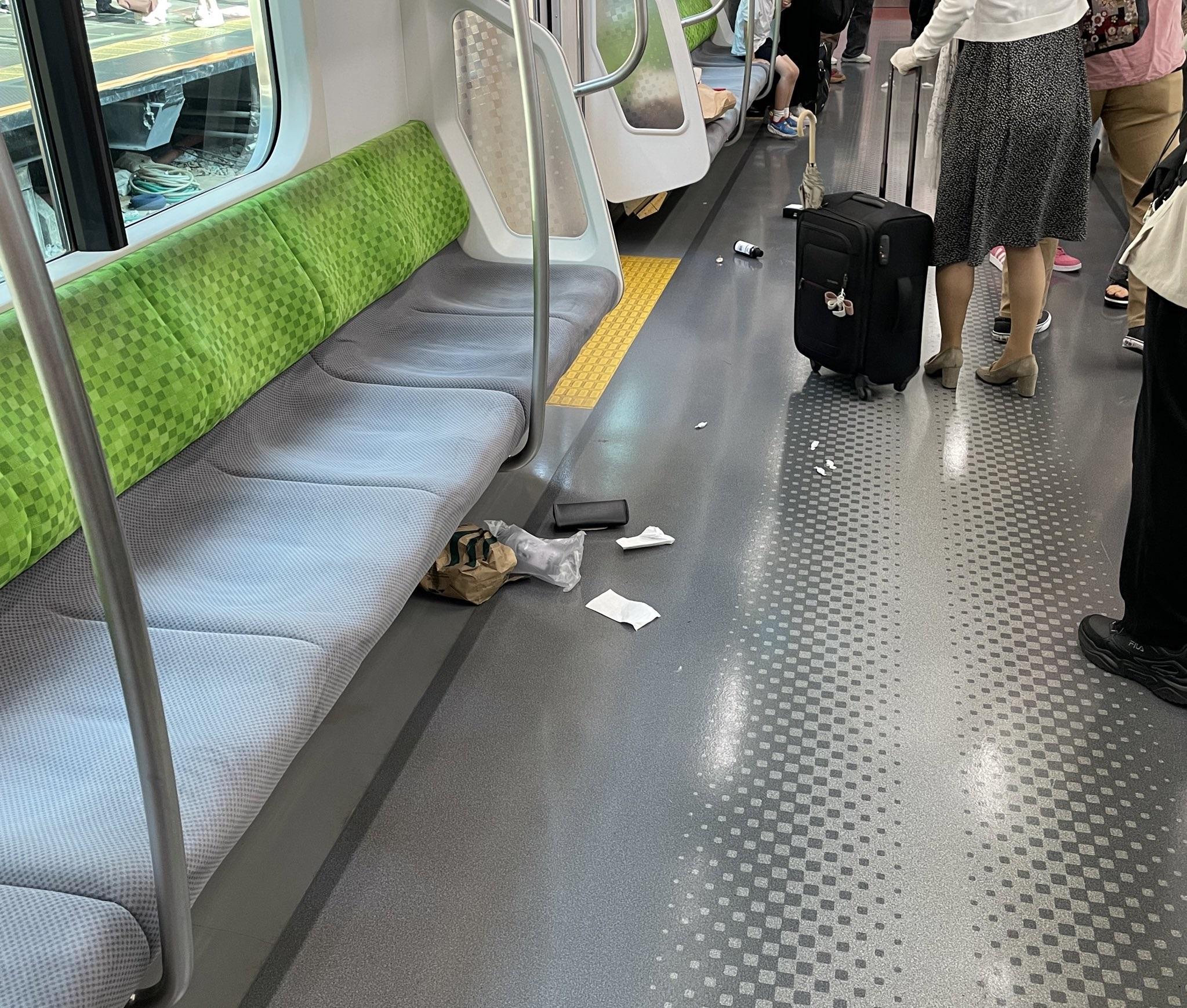 車廂內事後一片混亂。(Twitter圖片)