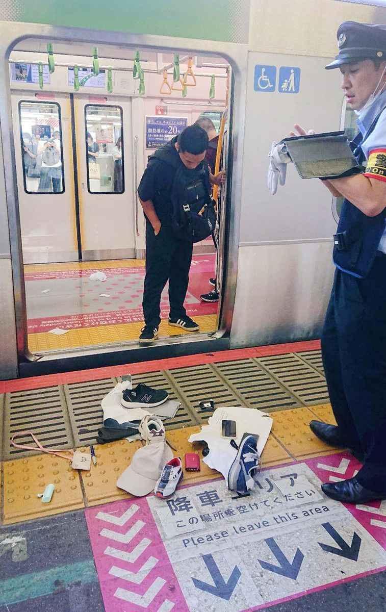 大量物品在乘客湧出車廂後散落一地。(Twitter圖片)