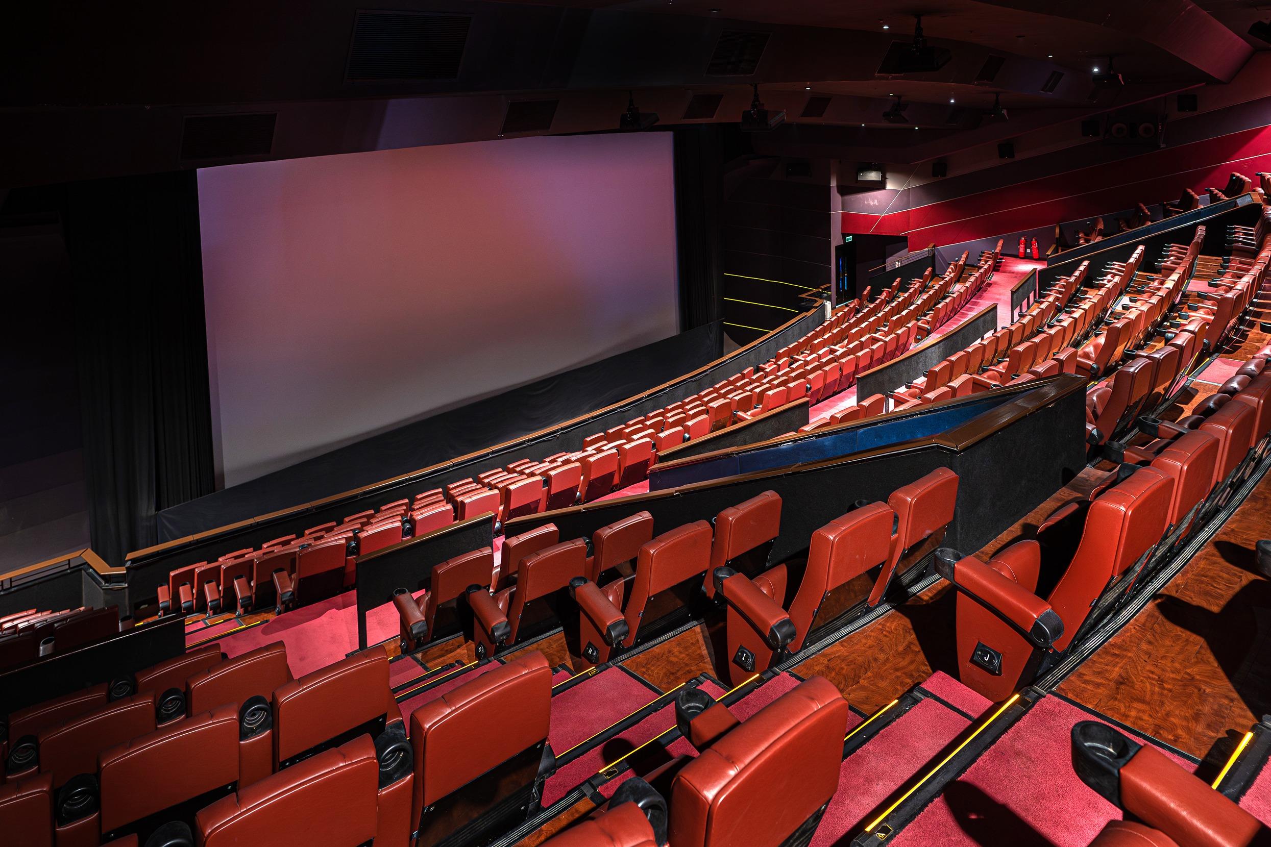 1院設有380個座位,配合Dolby Atmos系統,為港島區內佔有最多座位之影廳