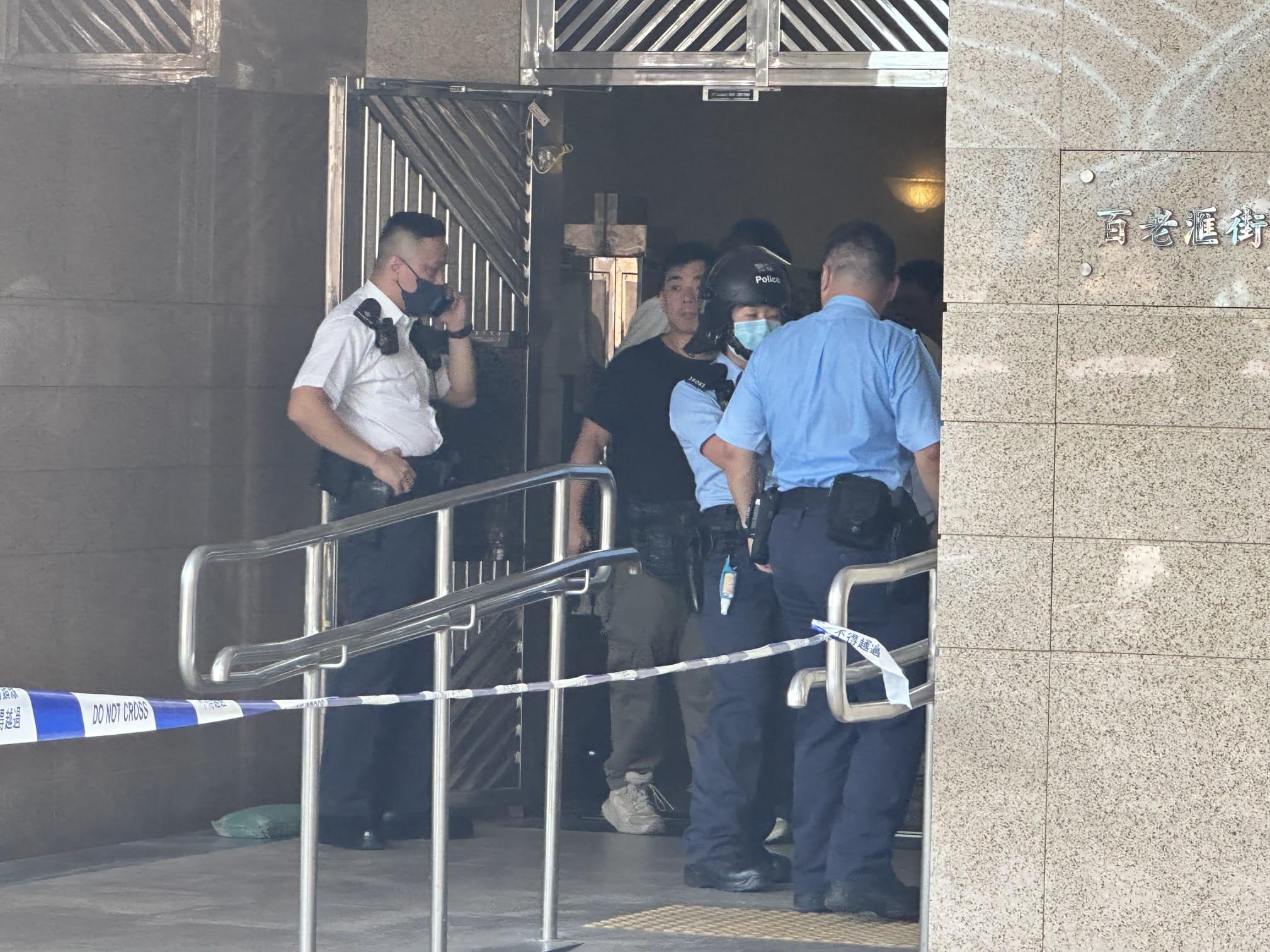 24歲男子持雙刀徘徊美孚新邨大廈走廊 警員持槍拘捕(更新)