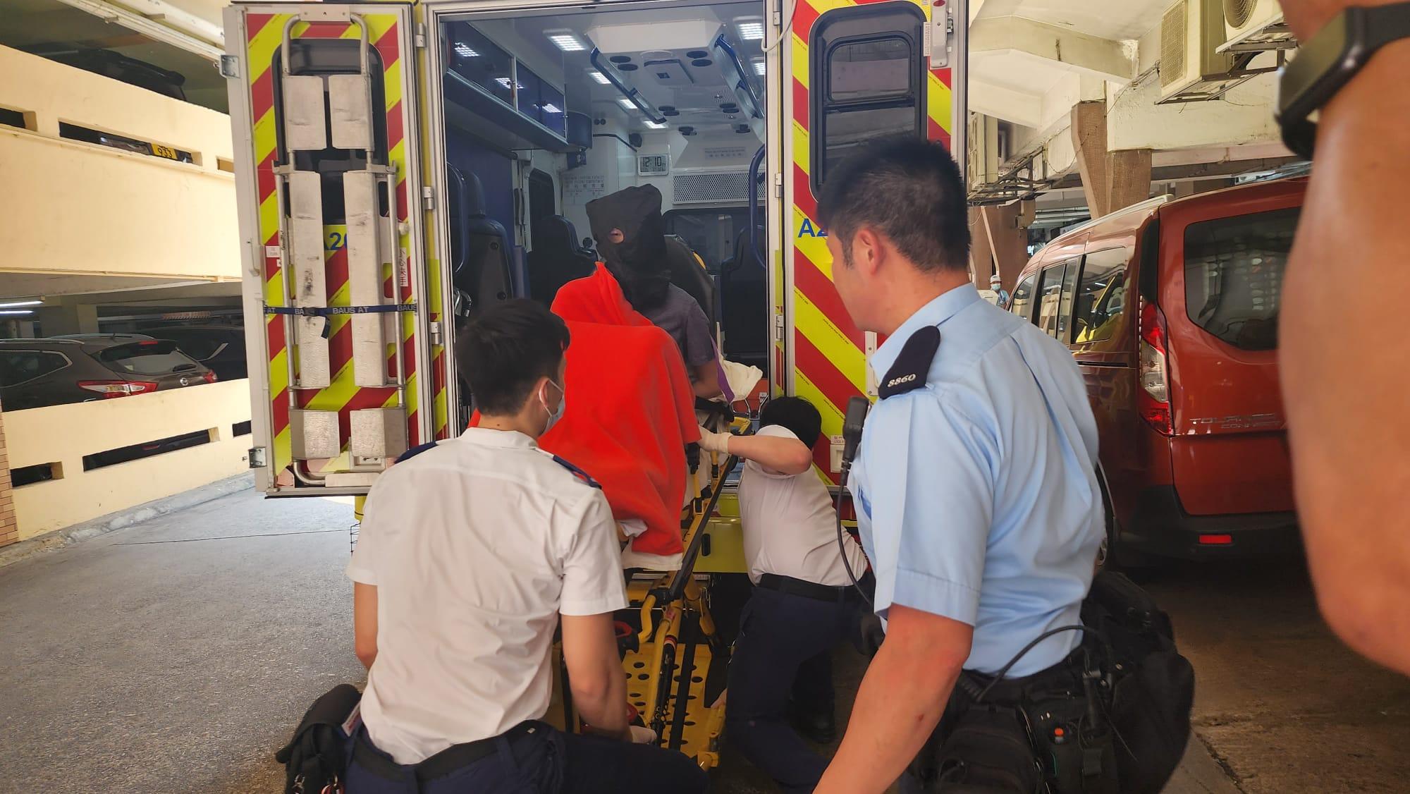 24歲男子持雙刀徘徊美孚新邨大廈走廊 警員持槍拘捕(更新)