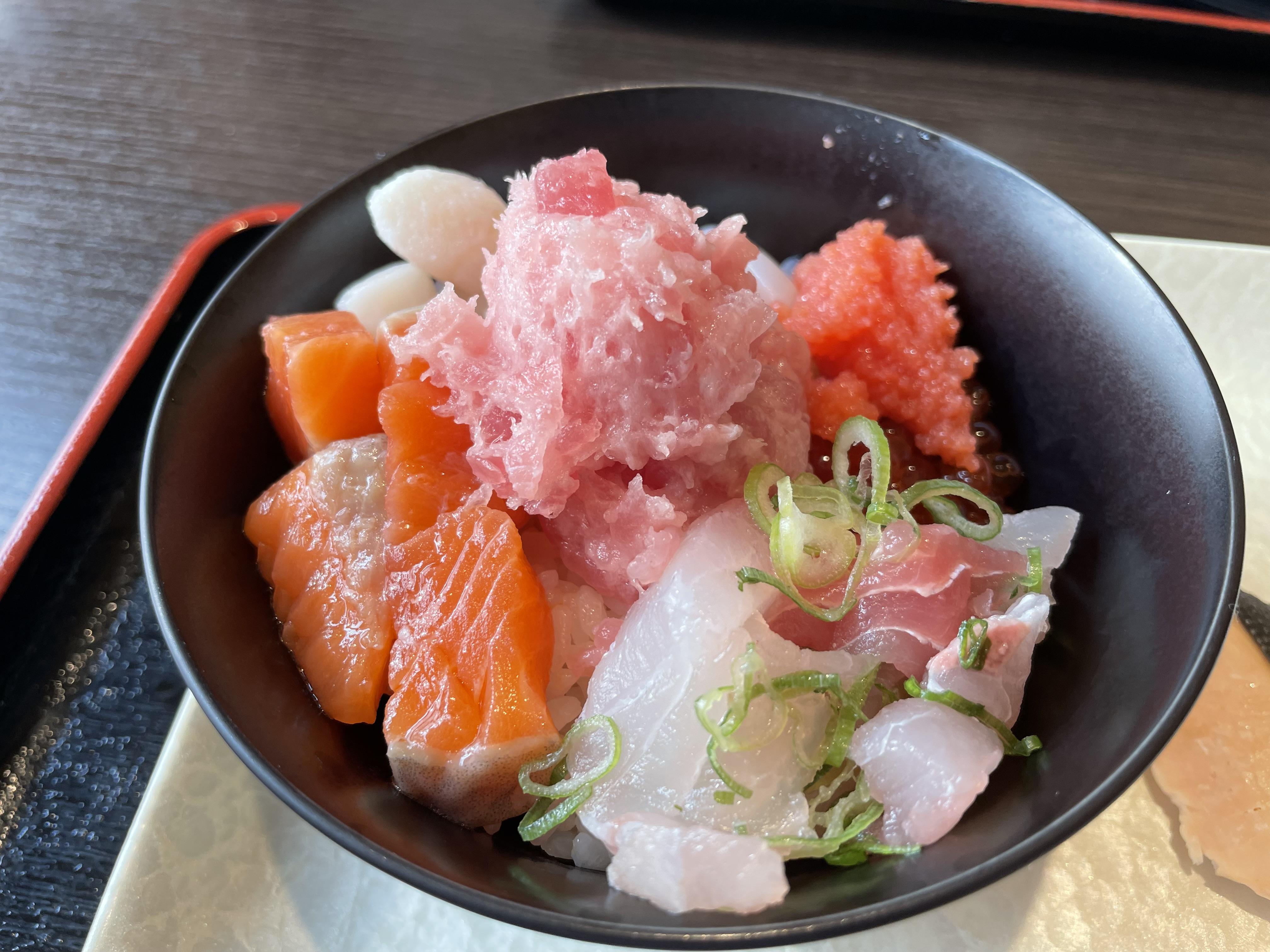 大家可自製7色魚生丼。