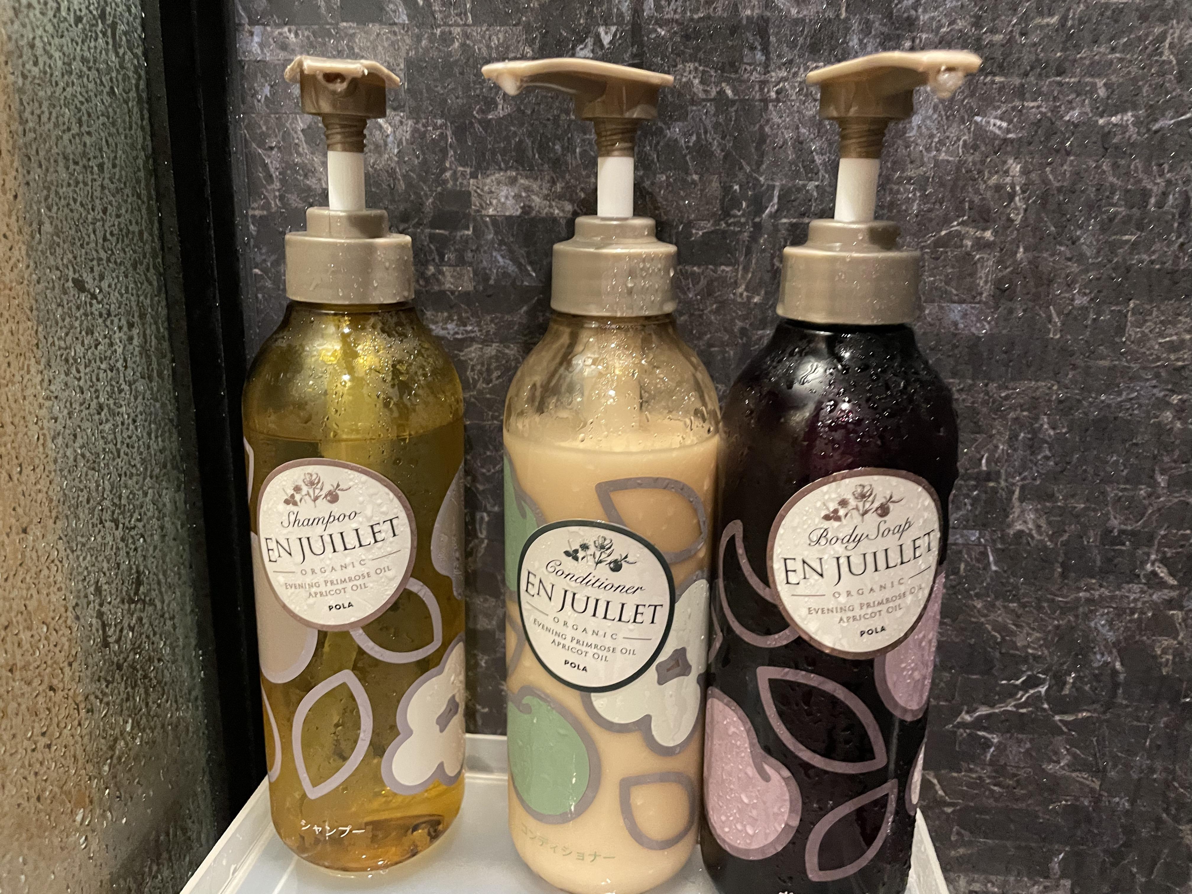 浴室配備POLA的沖涼用品。