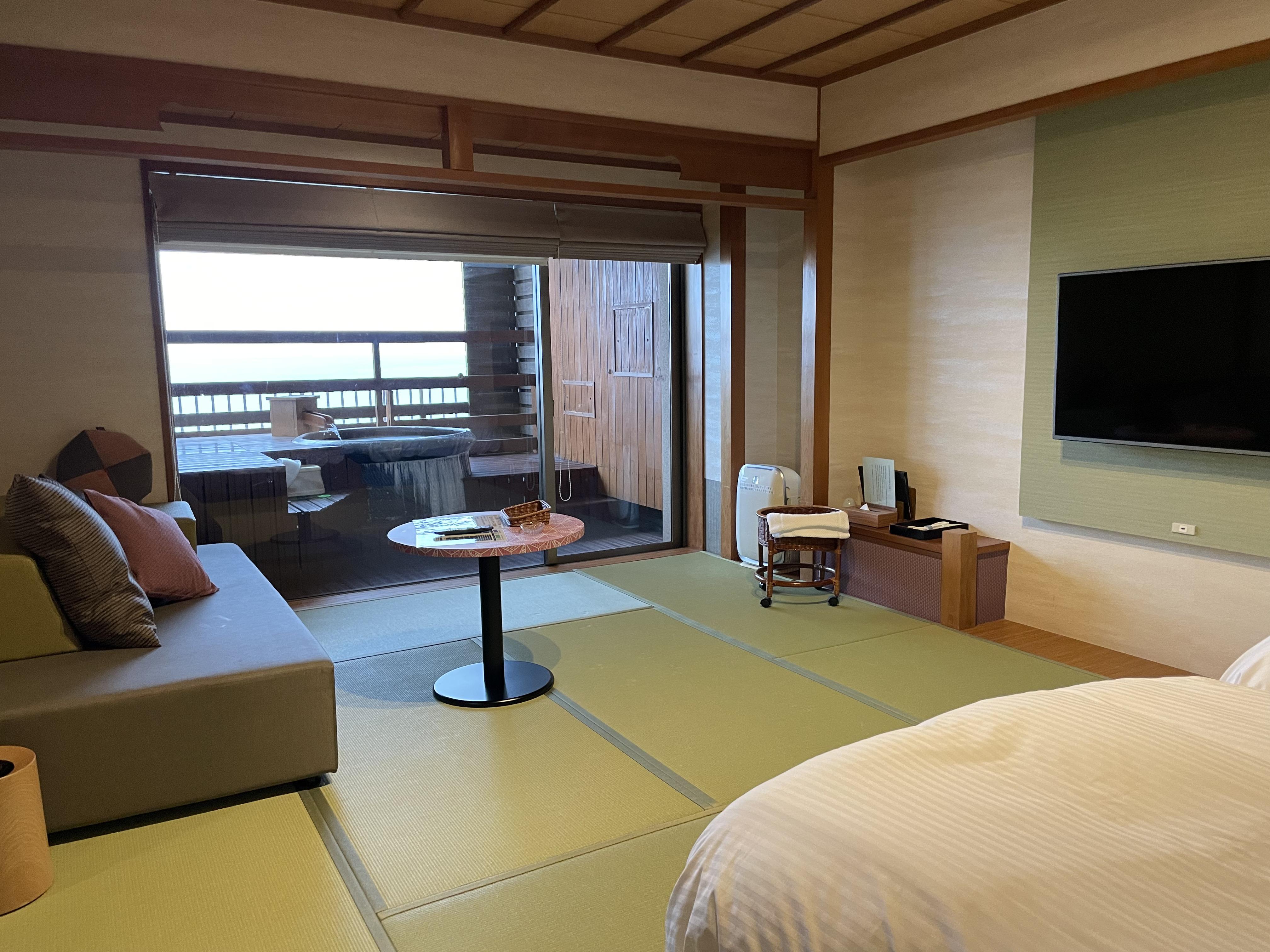 雙人床正對著露台,一起床就可以飽覽蔚藍的日本海。