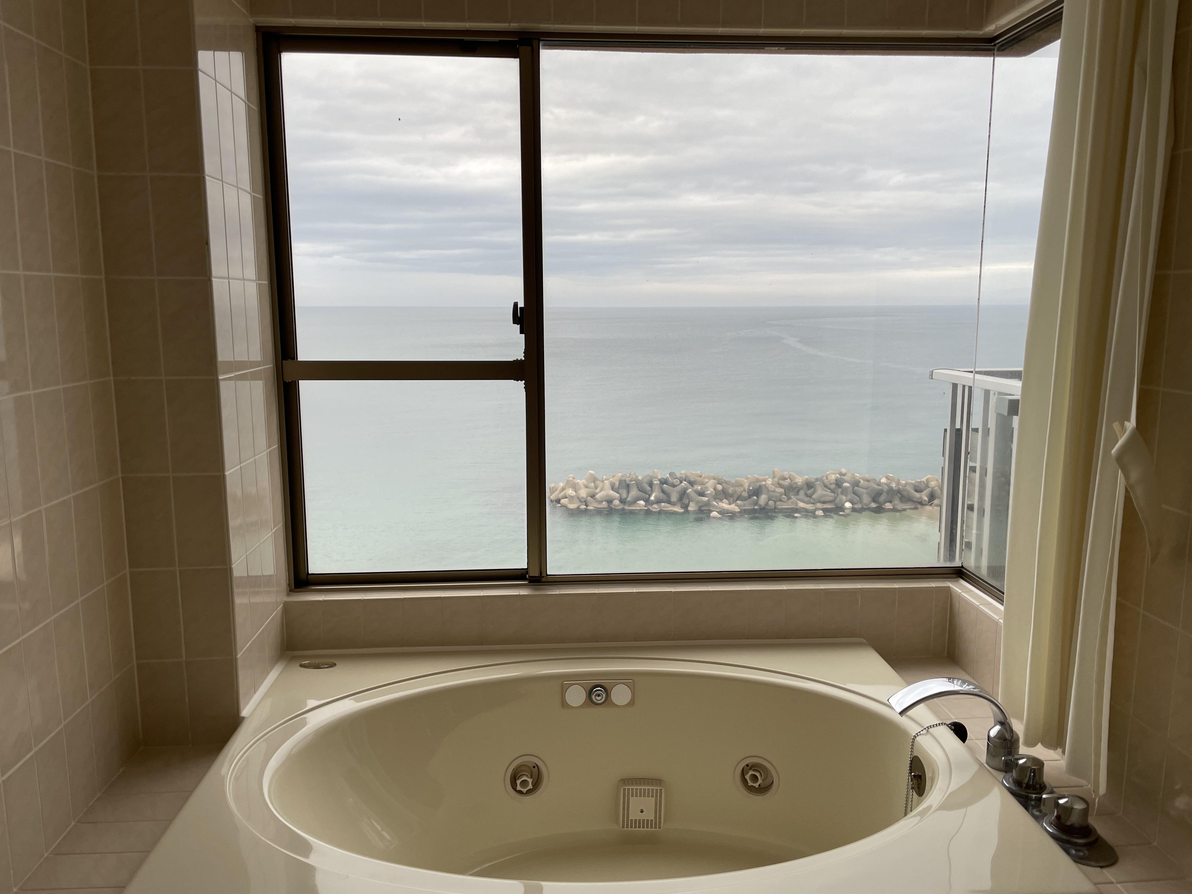 大家可以一邊浸浴,一邊欣賞日本海的景色!