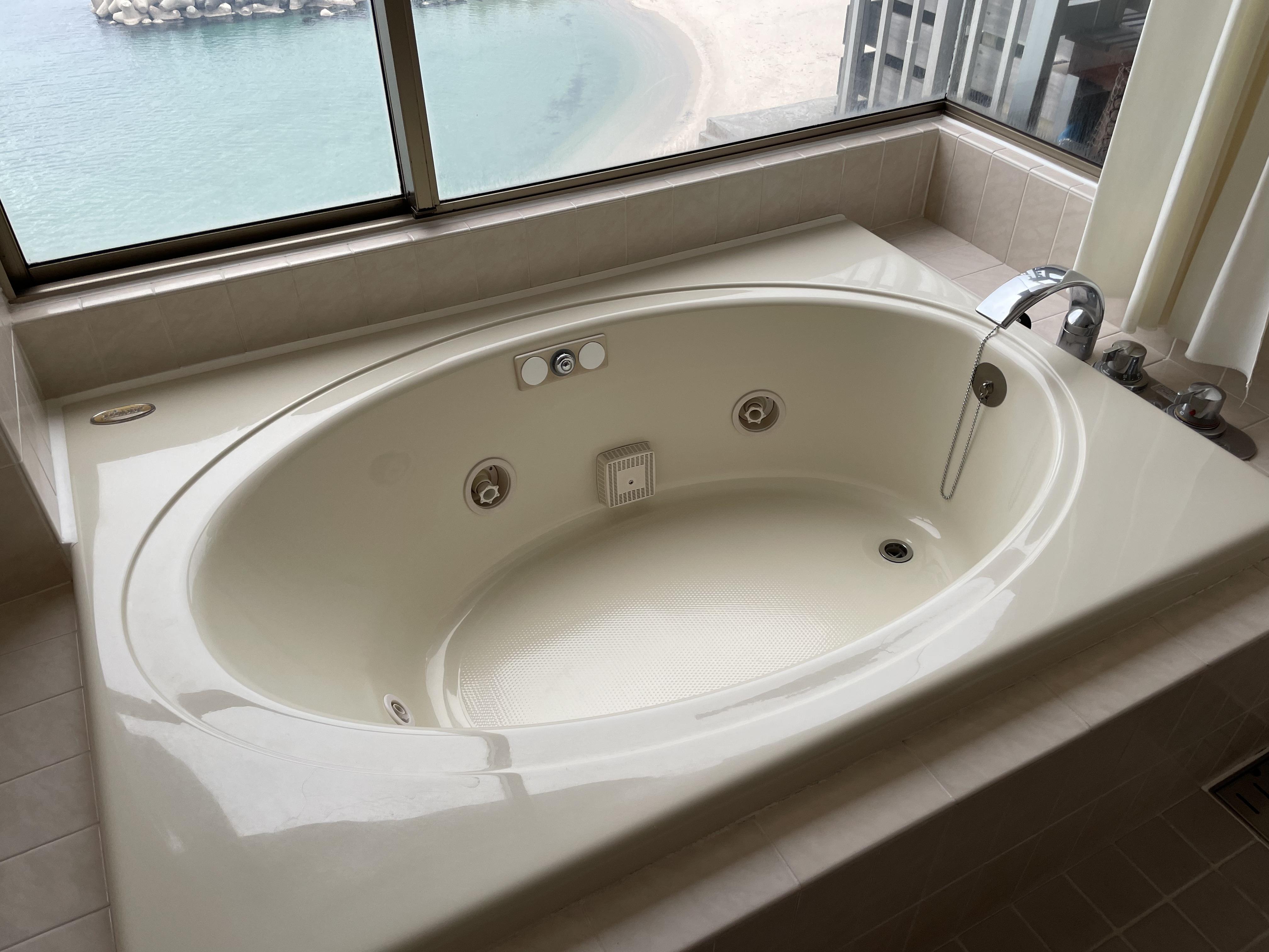 每間客房都配備按摩浴缸。