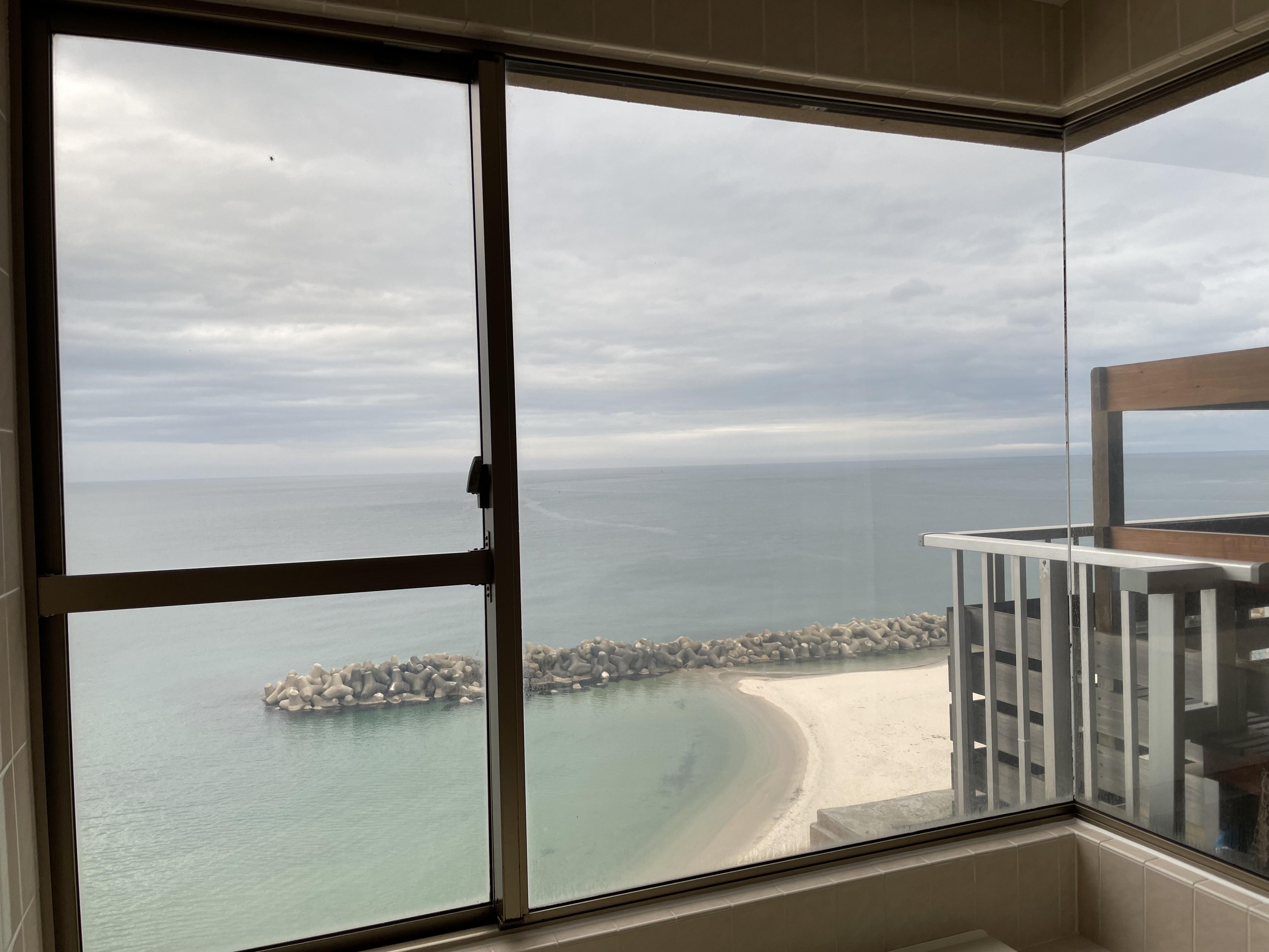 大家可以一邊浸浴,一邊欣賞日本海的景色!