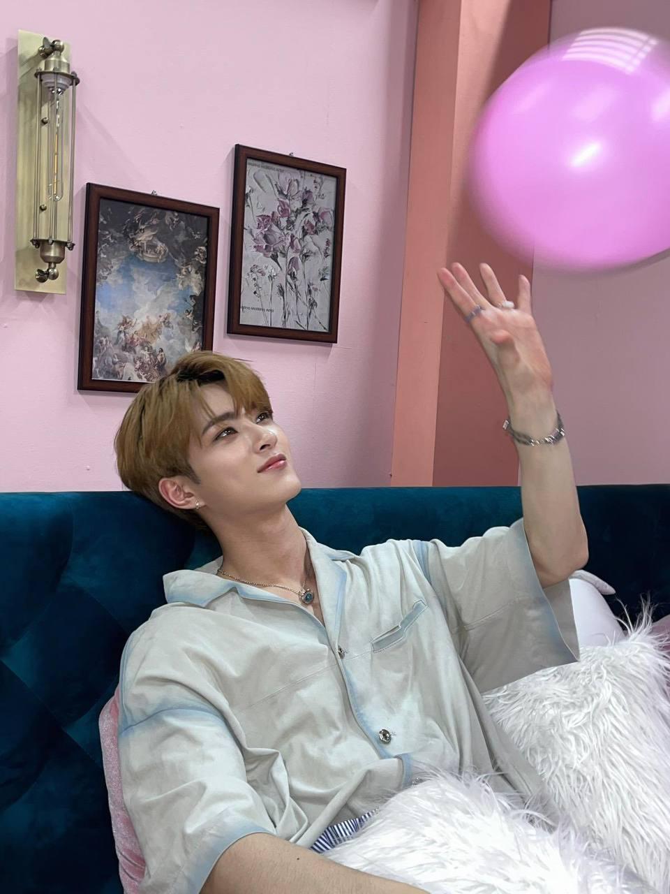 LEO上周四21歲生日。