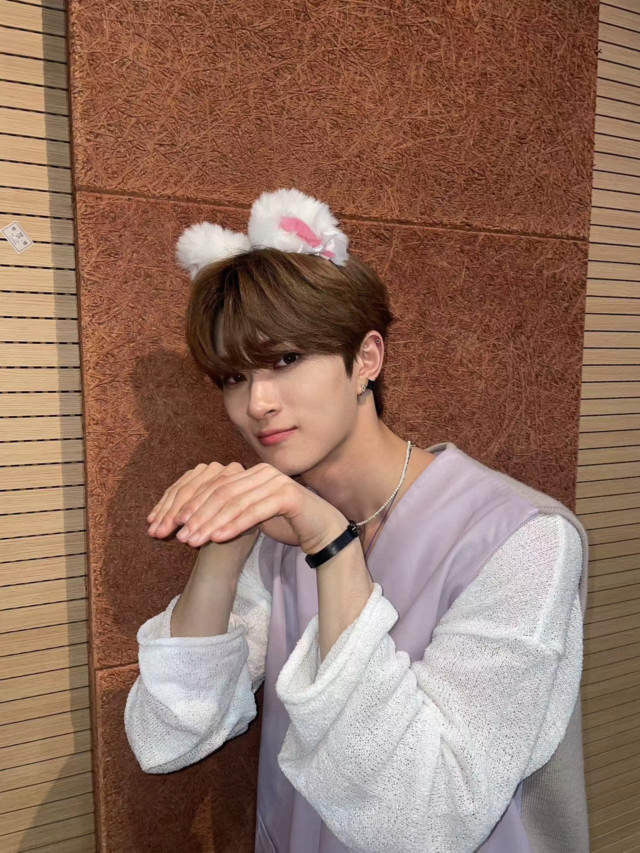 LEO戴上貓貓頭飾賣萌。