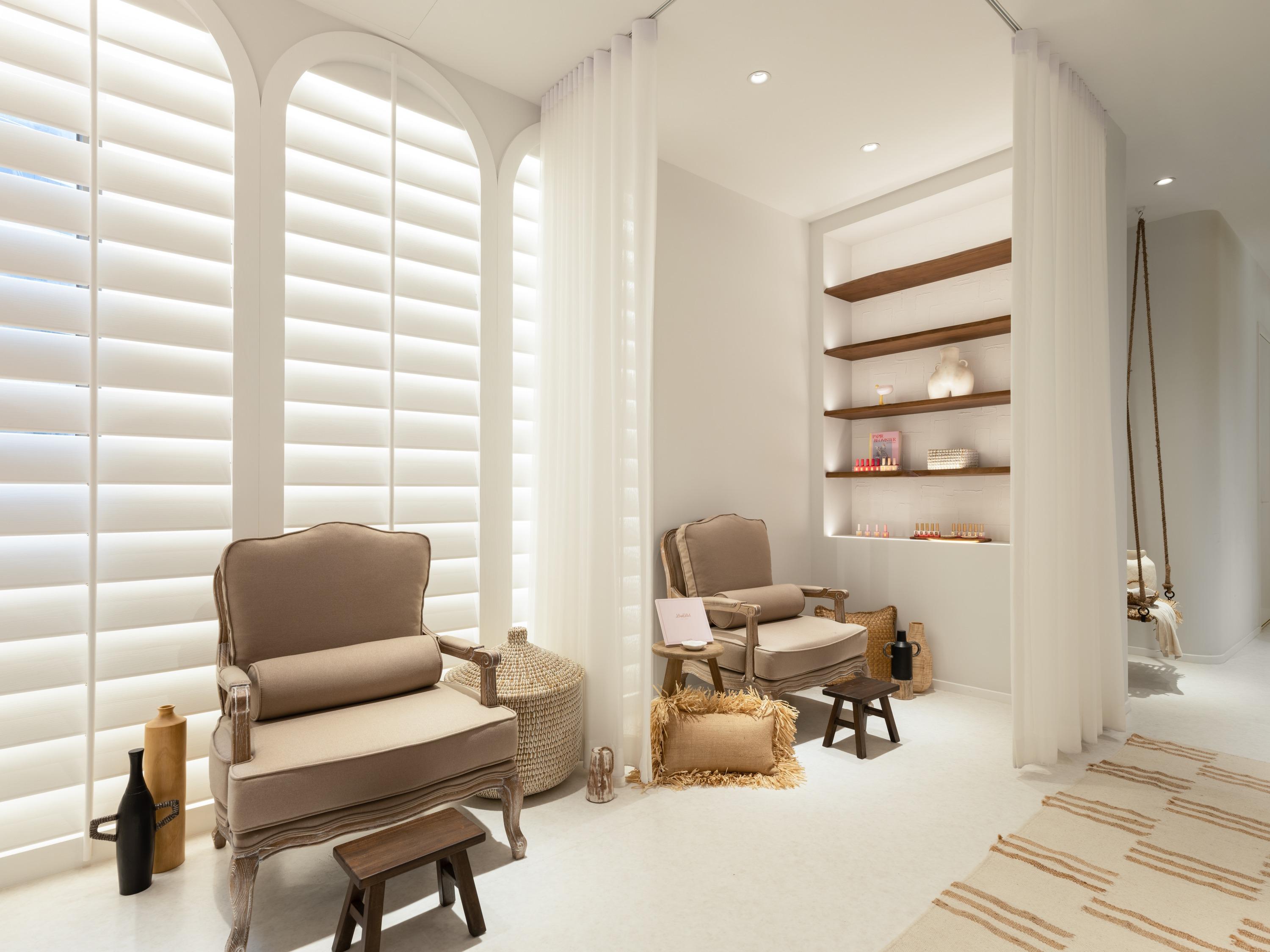 LashLab由睫毛嫁接技術、產品、美睫師到室內設計,都緊隨台灣店鋪。