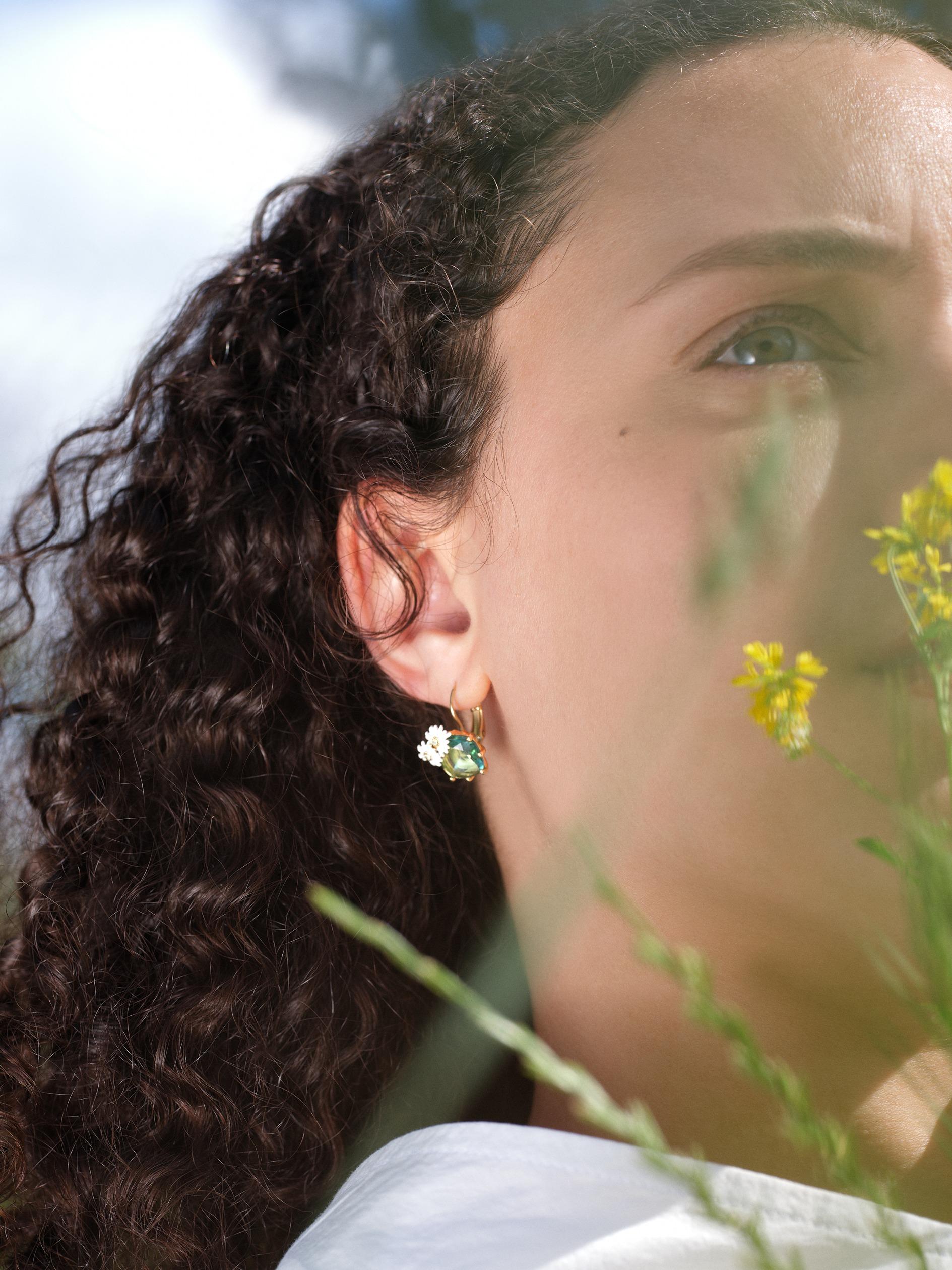 PARTERRE DE MARGUERITES SLEEPER EARRINGS $990