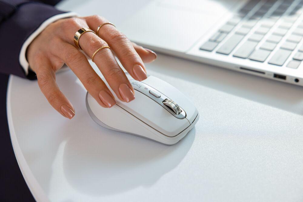 比起上一代MX Anywhere 3使用時點擊更安靜,DPI倍增到8,000。