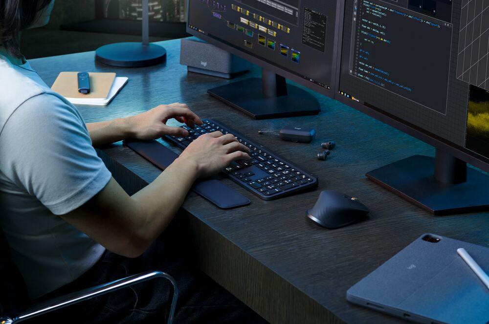 MX Keys S Combo包含石墨灰MX Keys S、MX Master 3S與MX舒適手托。