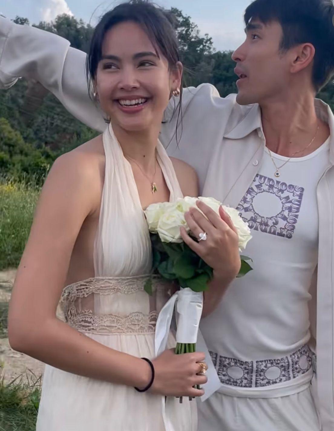 Yaya展示手上的巨鑽婚戒,幸福之情盡在不言中。