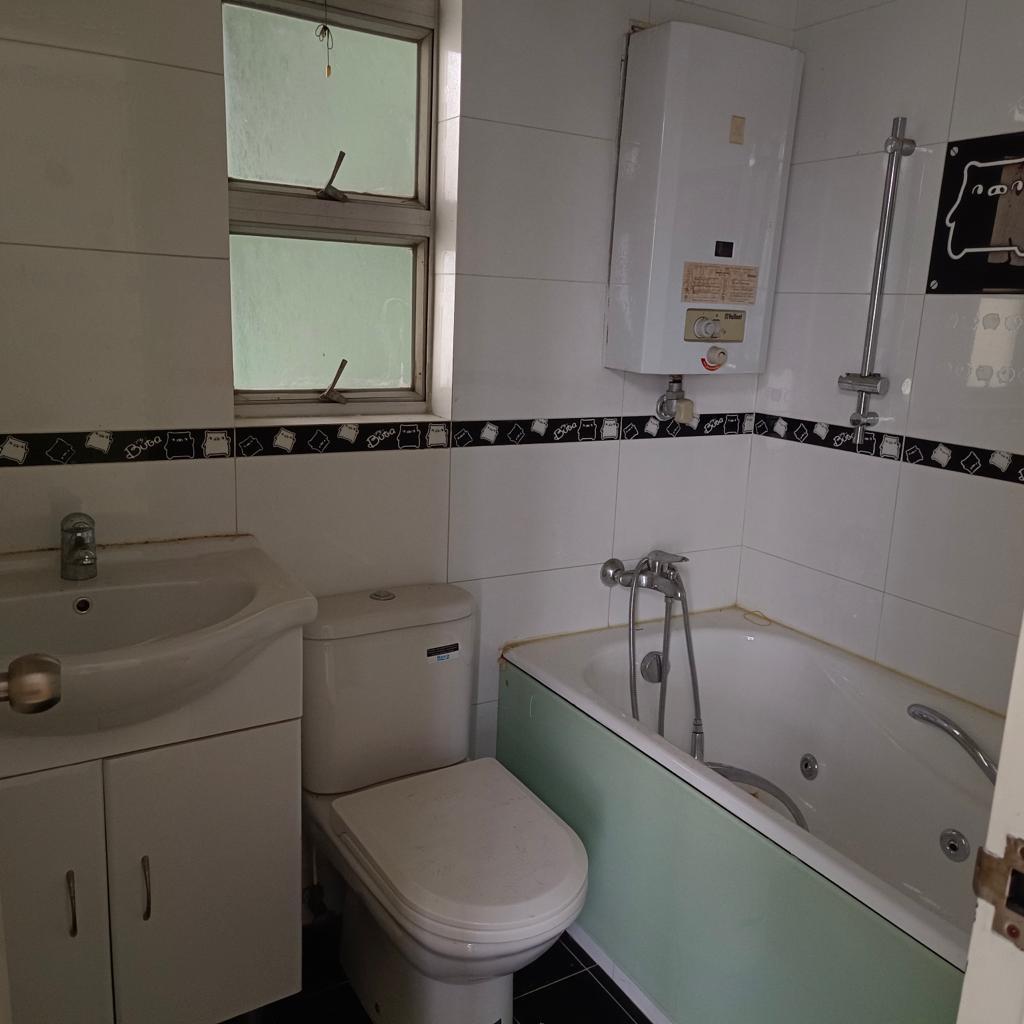 浴室裝修帶年代感,明廁設計,通風效果佳。(代理提供)