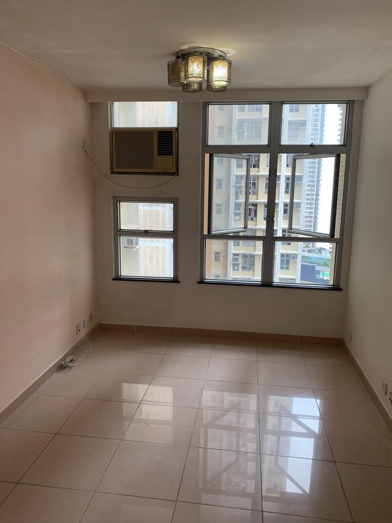 單位大廳闊落見使,特大窗戶低至膝下,室內採光度高。(代理提供)