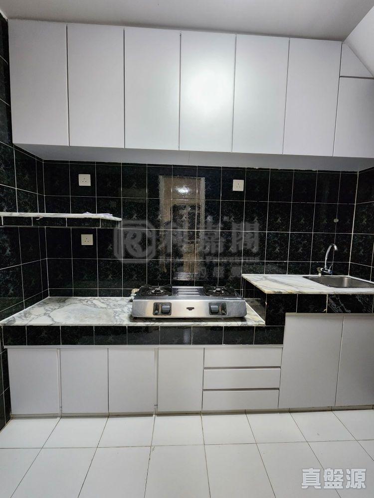 闊大的廚房以黑白色為主調,十分實用。(代理提供)