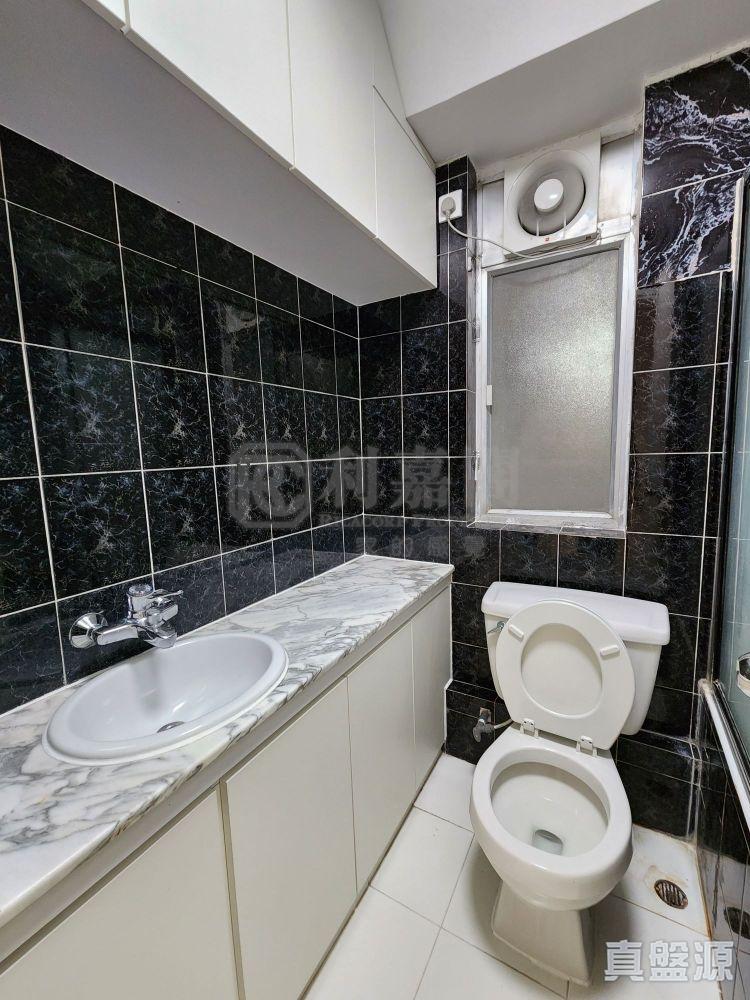 浴室同樣以黑白色為主調,空間充裕。(代理提供)