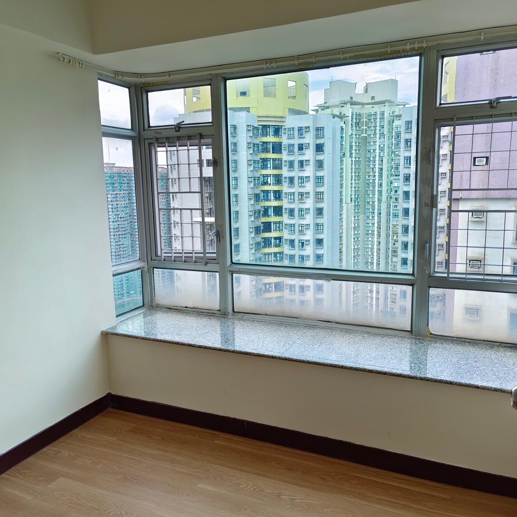 其中一個睡房採90度對角大窗,採光度極高,空氣亦十分流通。(代理提供)