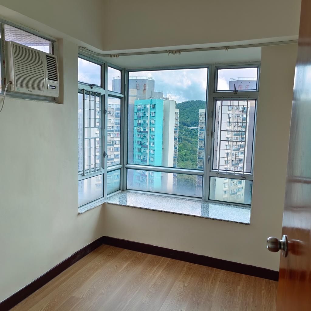 其中一個睡房採90度對角大窗,採光度極高,空氣亦十分流通。(代理提供)