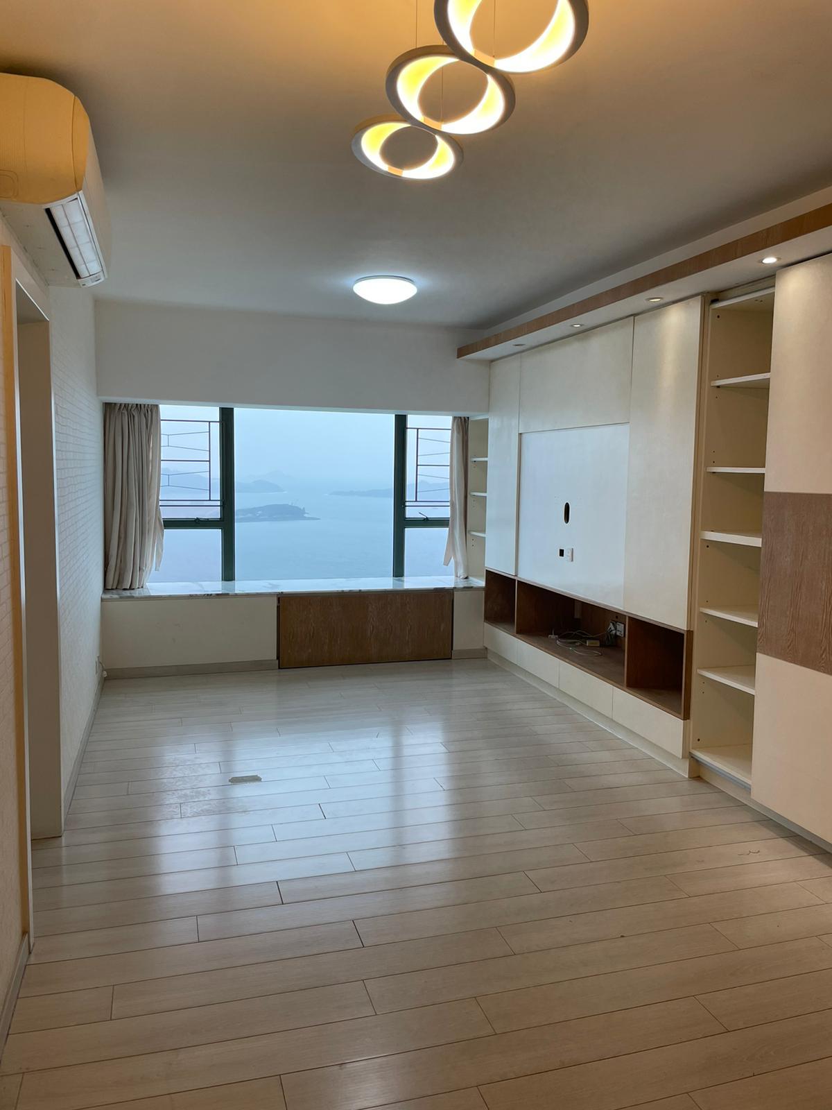 全屋裝修新淨清雅,外望藍塘海峽及清水灣遼闊海景,景致吸引。(代理提供)