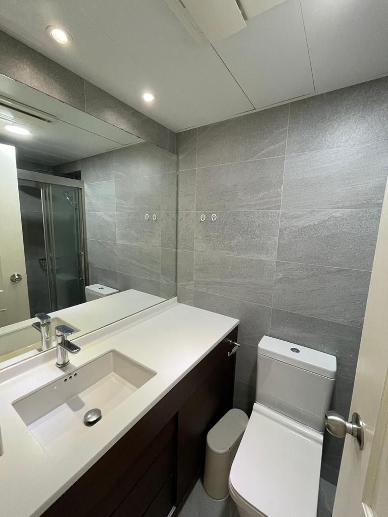 套房浴室裝修時尚新淨。(代理提供)