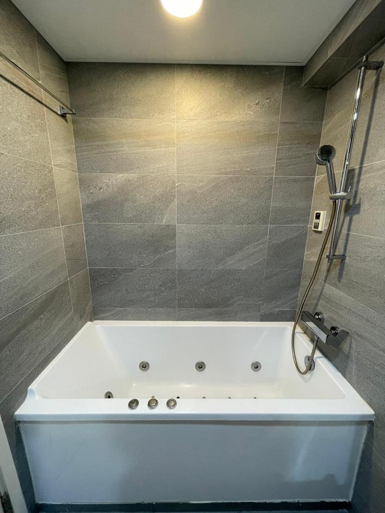 主人套房設有按摩浴池。(代理提供)