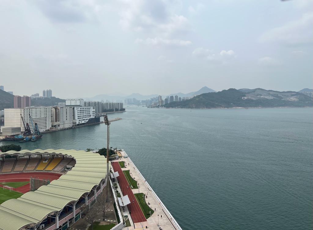 除了山和海,亦可望部分小西灣運動場景。(代理提供)