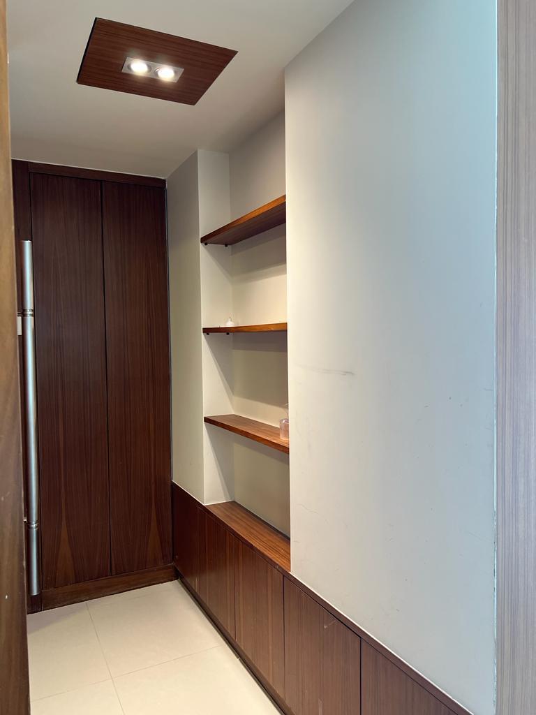 玄關位設有置物層架及一列儲物櫃,十分實用。(代理提供)