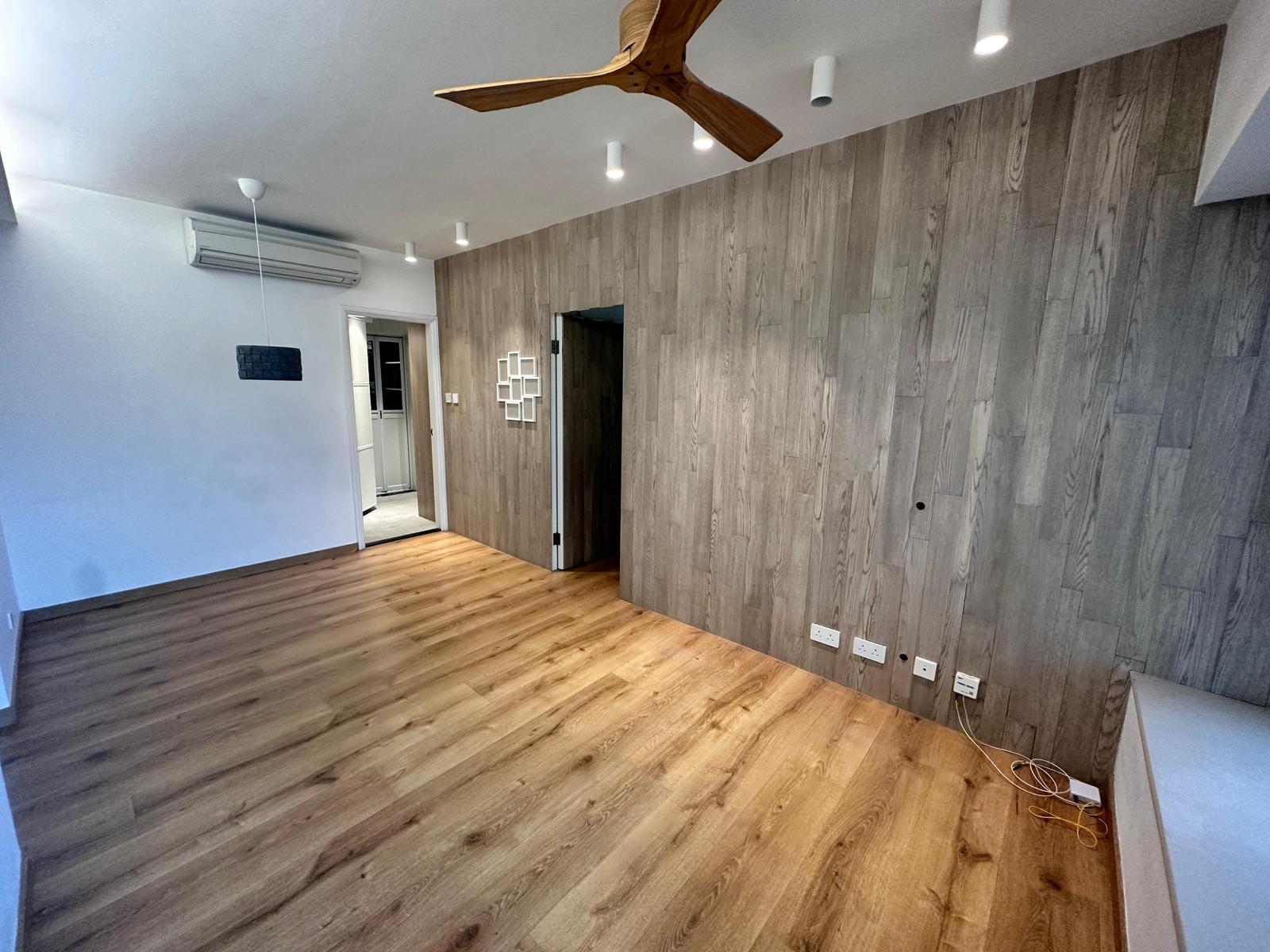 大廳與睡房之間以木作為分隔牆,讓走廊位也納入睡房範圍,令房間面積大為增加。(代理提供)