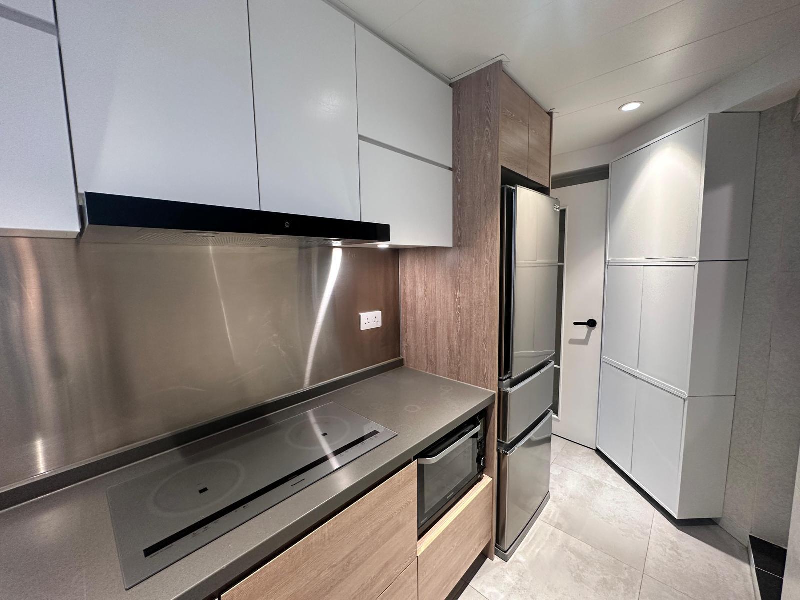 廚房收納空間極多。(代理提供)