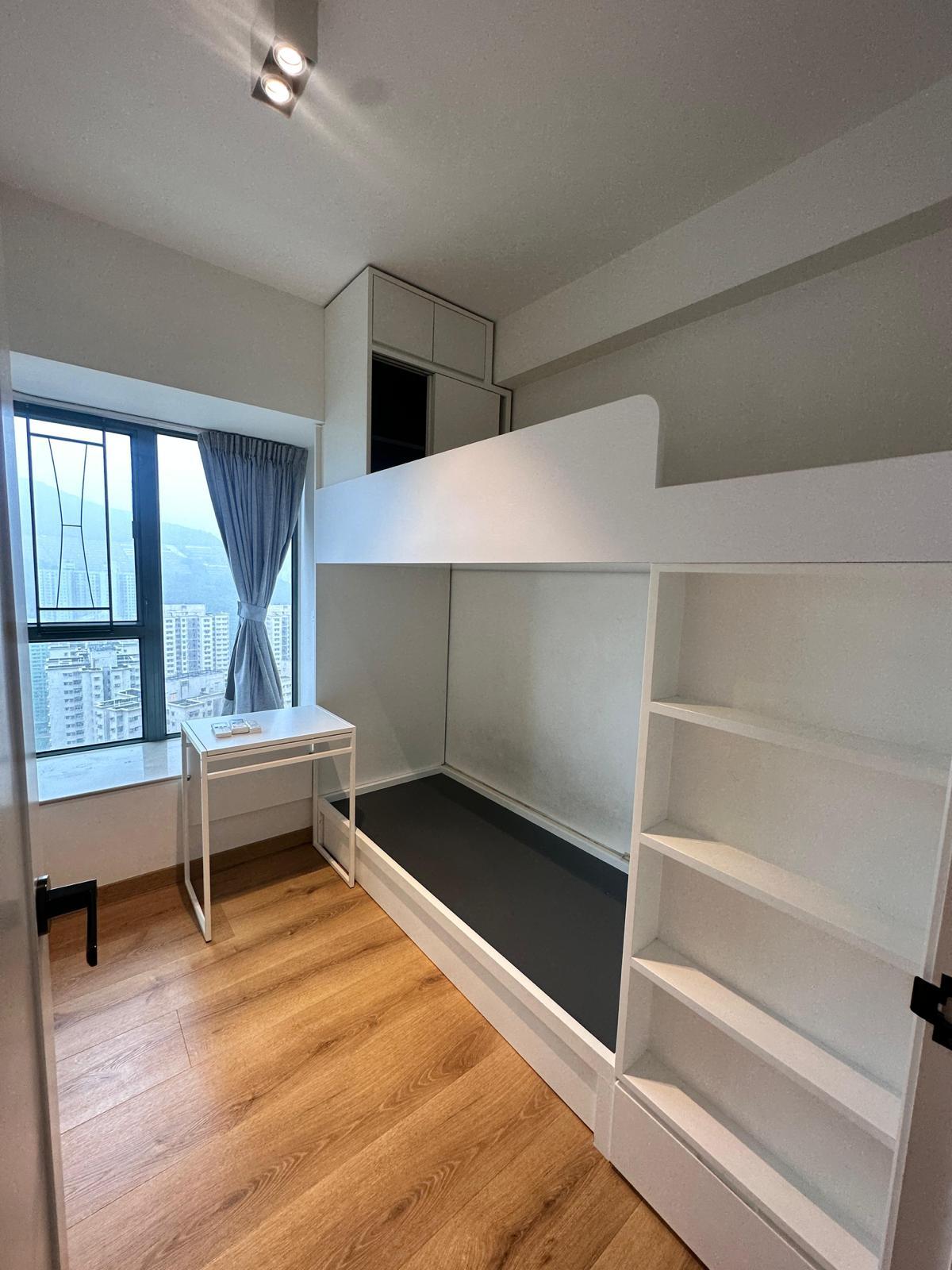 面積較細的睡房,附有新淨實用雙人床及大衣櫃等基本傢具。(代理提供)