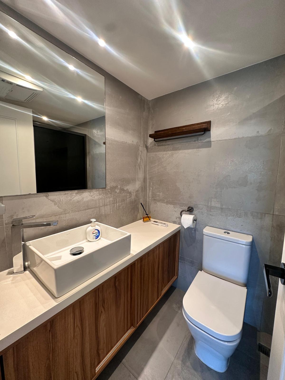 主人套房浴室採用具有光澤的水泥牆,易於打理兼具型格。(代理提供)