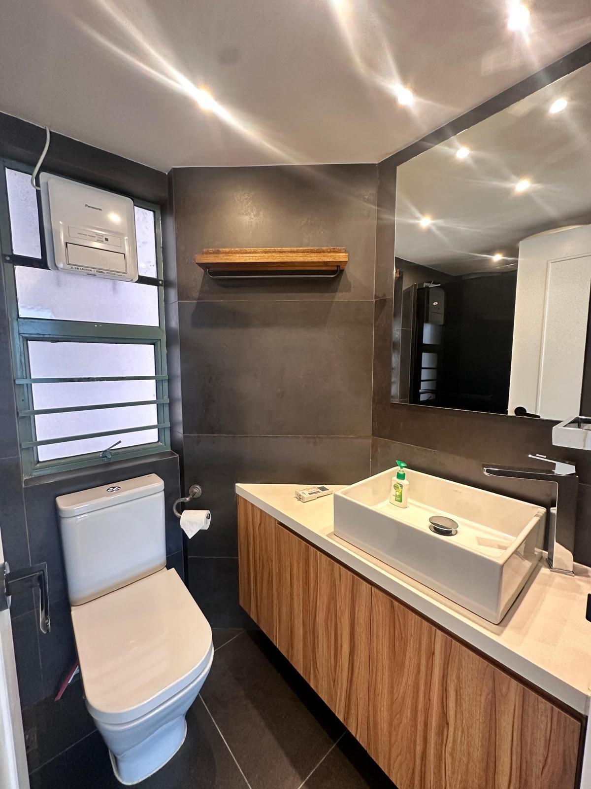 明廁設計的客廁浴室,間隔略呈不規則,但空間闊大。(代理提供)