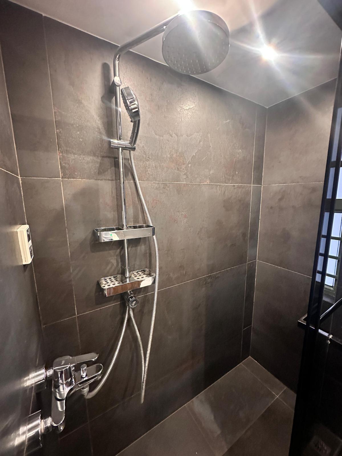 客廁企缸採用炭灰色瓷磚鋪砌,型格時尚。(代理提供)