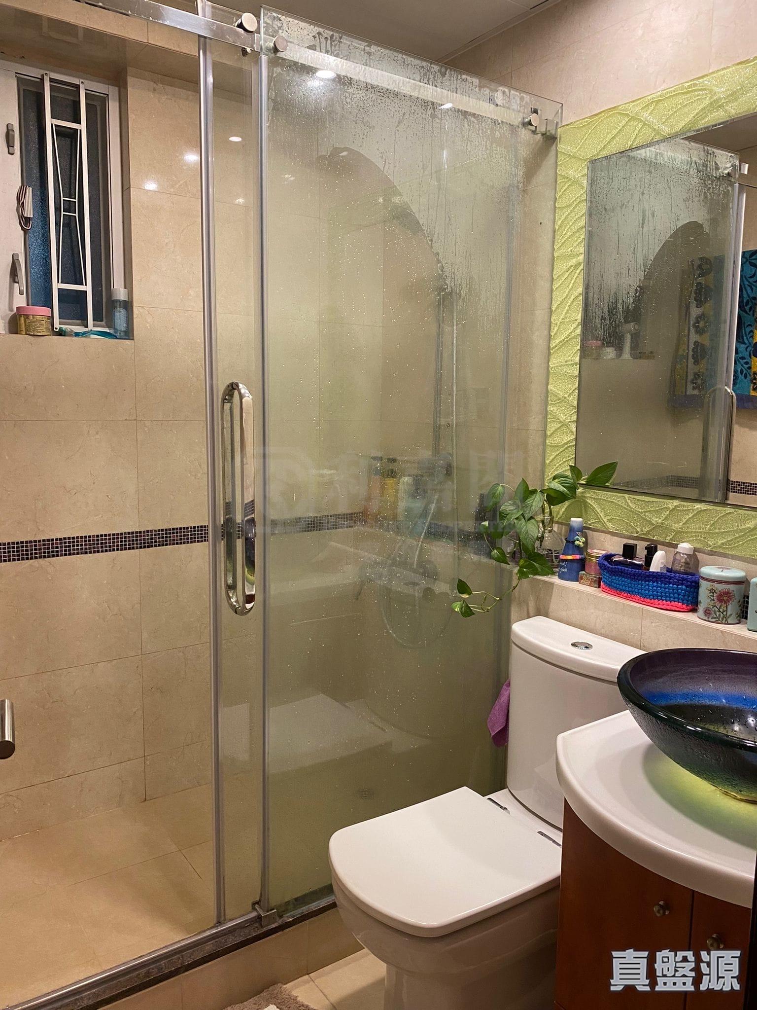單位浴室屬明廁,空間闊落,裝修亦企理。(代理提供)