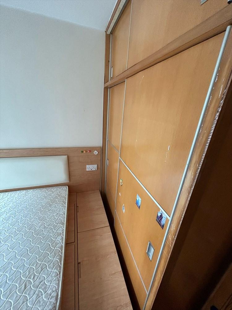 除了地台,置頂大衣櫃亦相當實用。(代理提供)