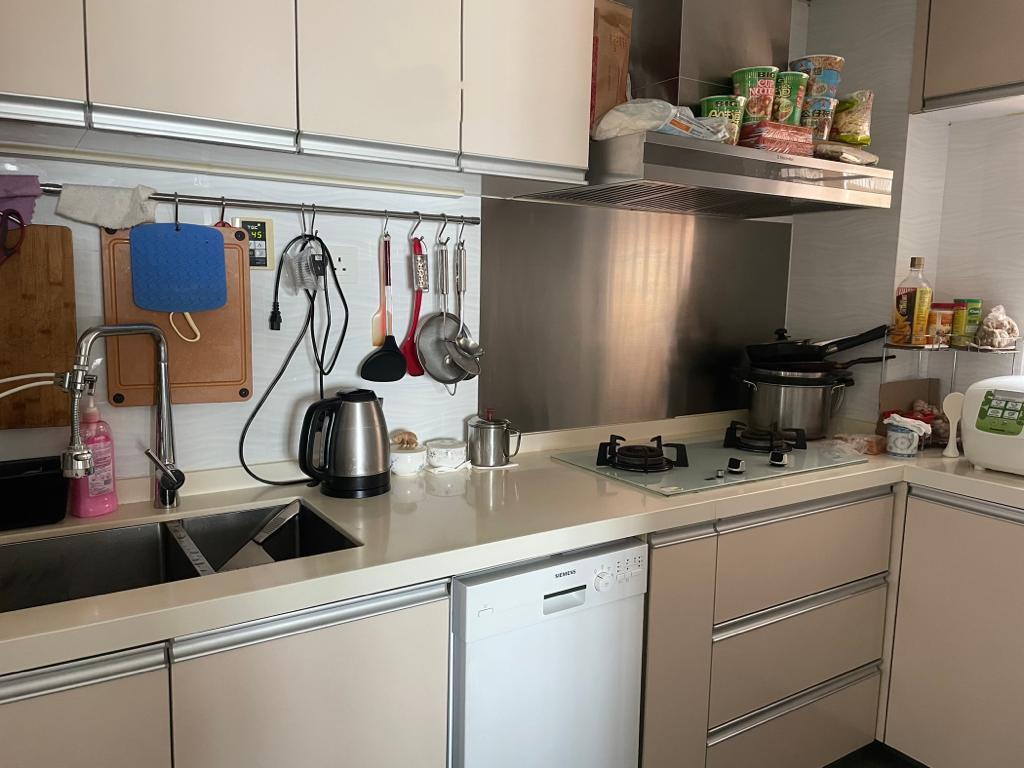 闊落廚房新淨企理,配套齊全。(代理提供)