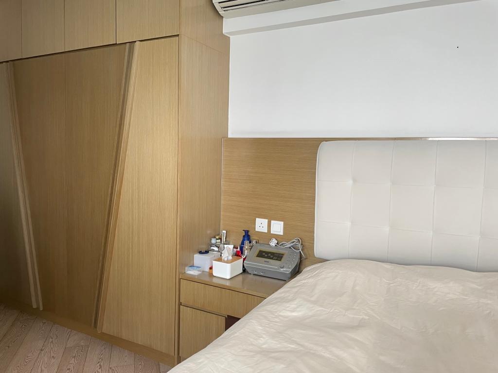 房間設有大型衣櫃,十分實用。(代理提供)