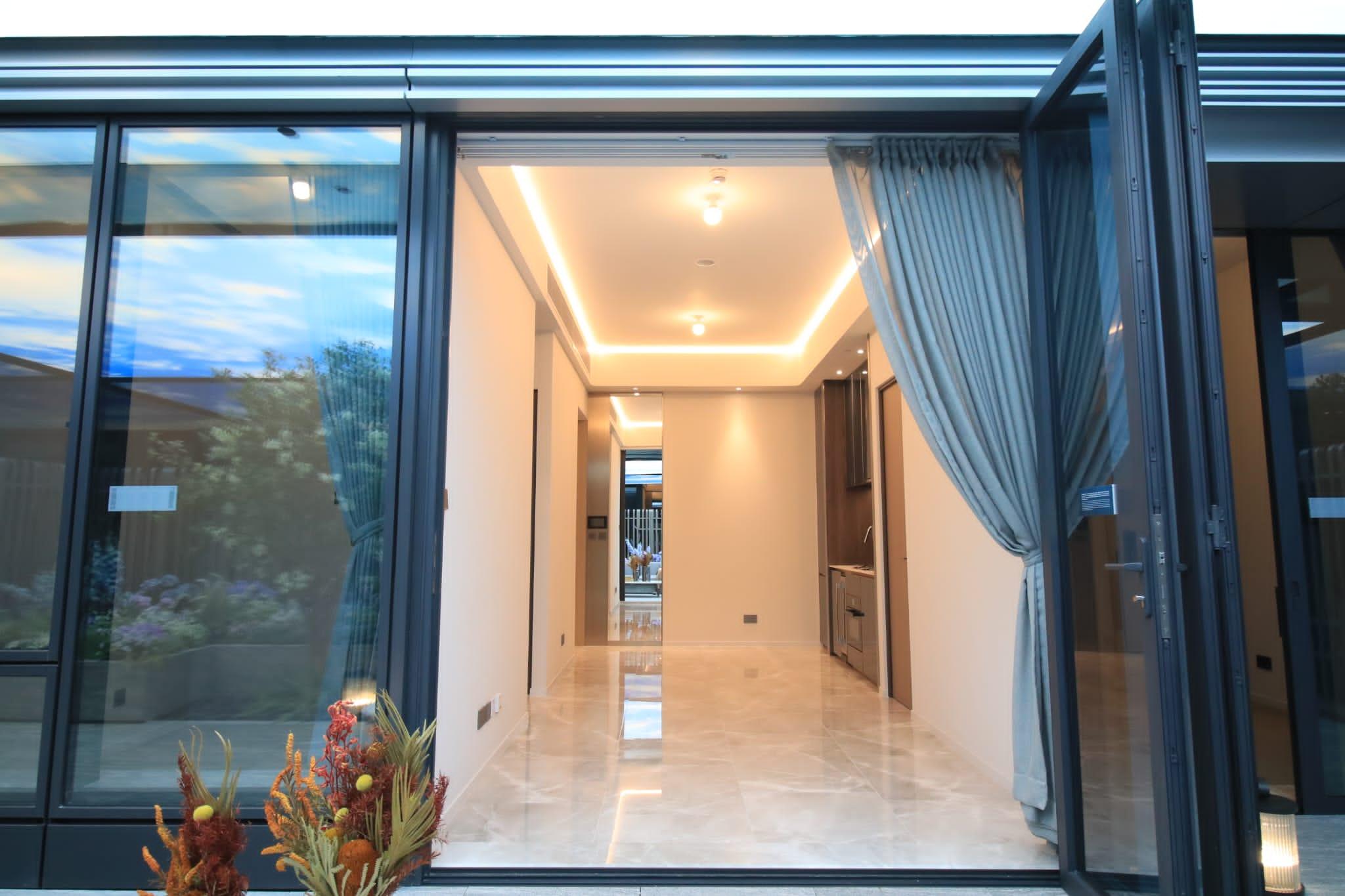 大廳採全開放式落地大窗設計,可與私人花園連接,讓空間延伸,採光度極高。(林俊源攝)