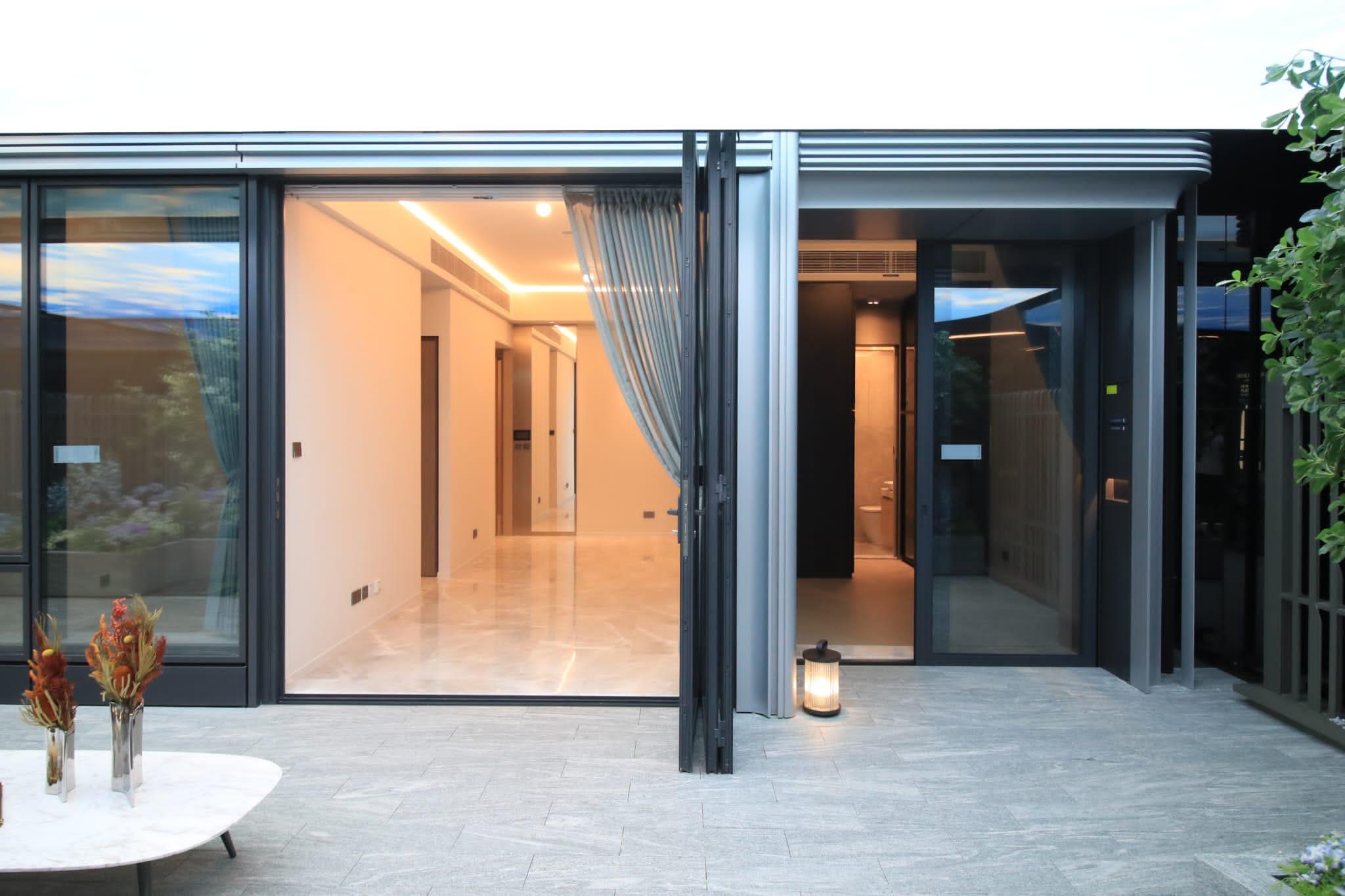 大廳和主人套房各設有全開放式落地趟門大窗,可直達私人花園。(林俊源攝)