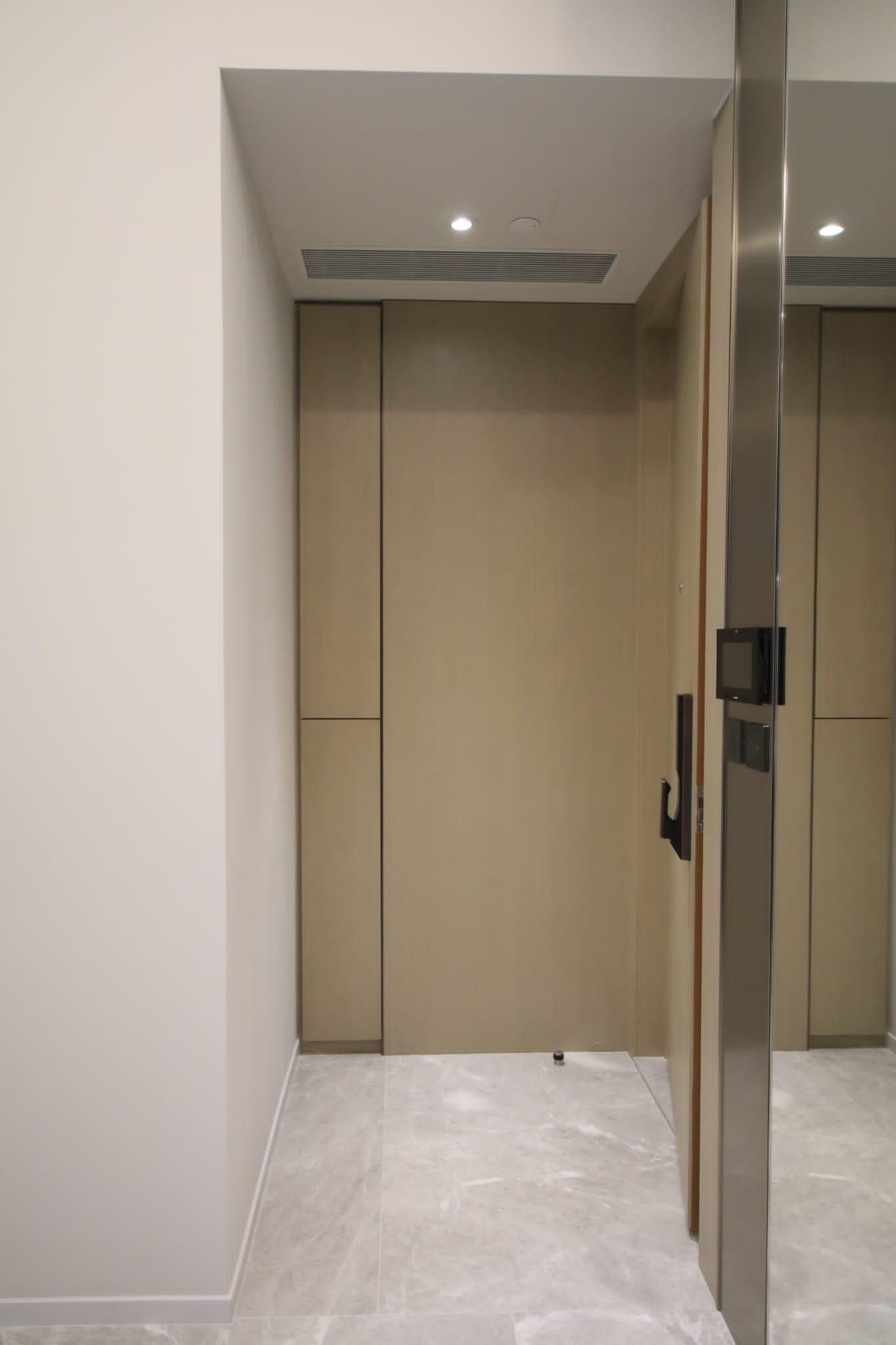 玄關設有推趟式鞋櫃,慳位實用。(林俊源攝)