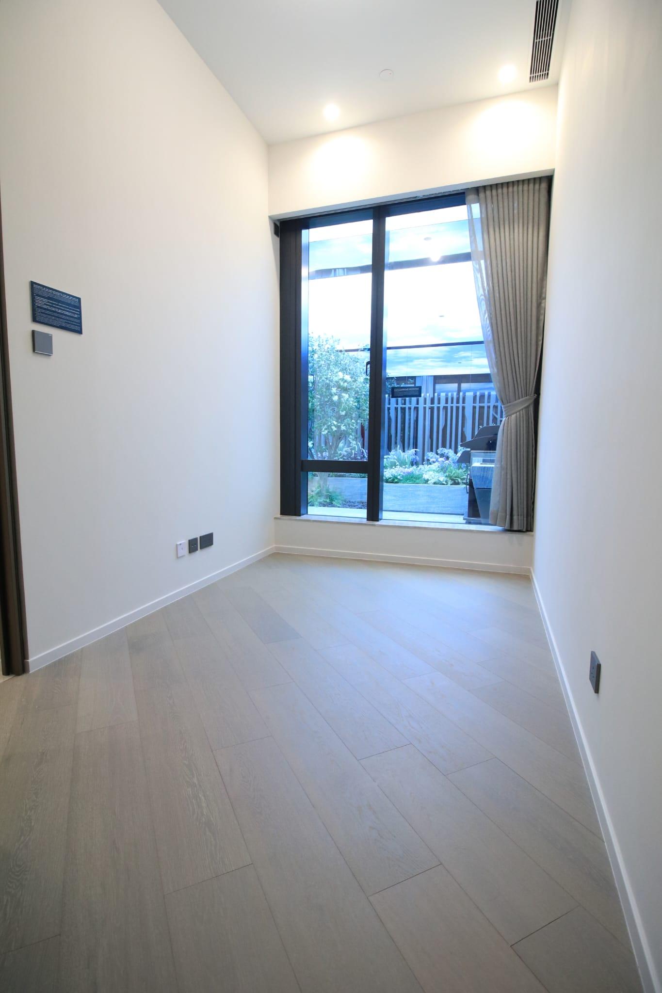 第二大的睡房面向私人花園,接近落地的大窗,採高度極高。(林俊源攝)