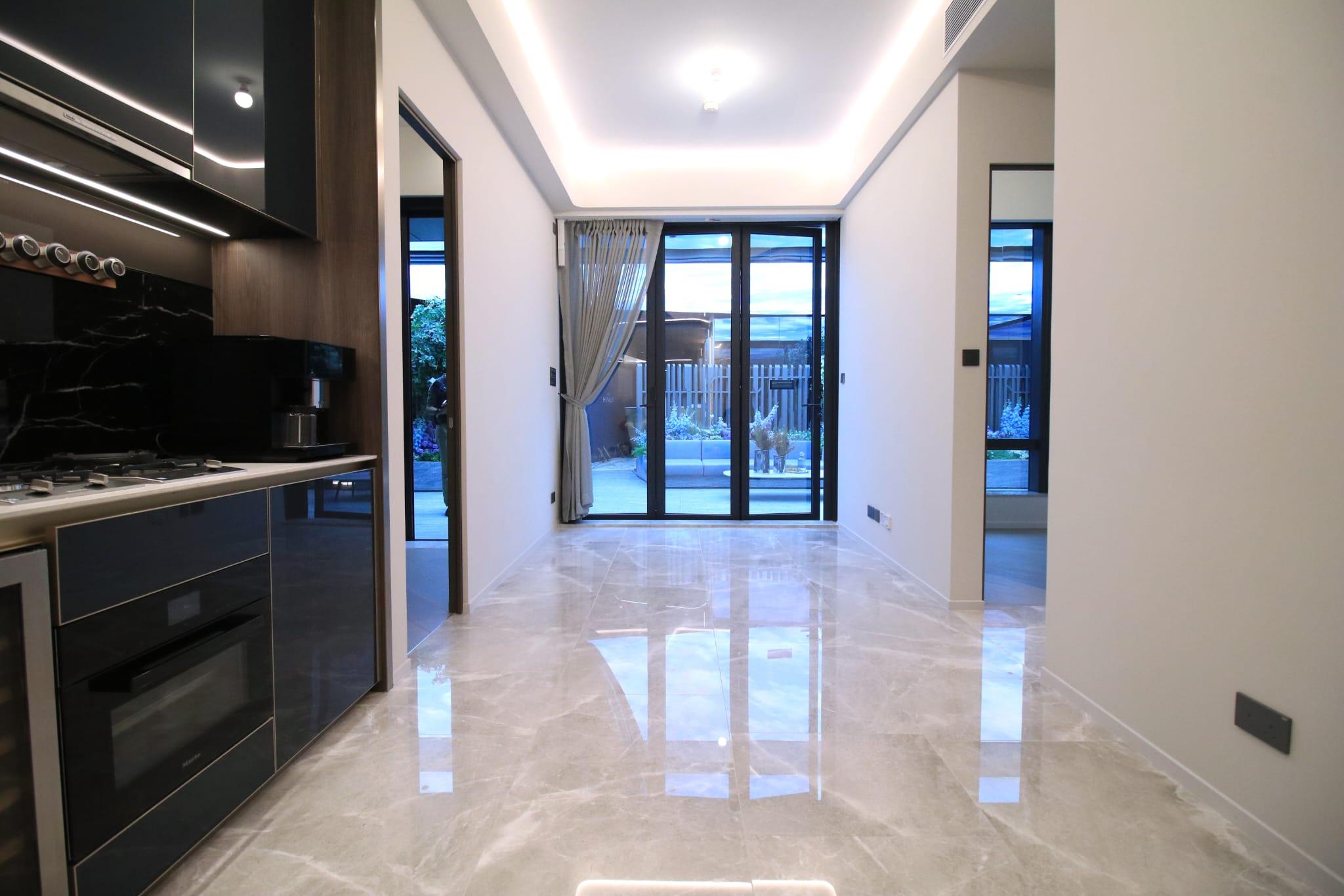 大廳採全開放式落地大窗設計,可與私人花園連接,讓空間延伸,採光度極高。(林俊源攝)