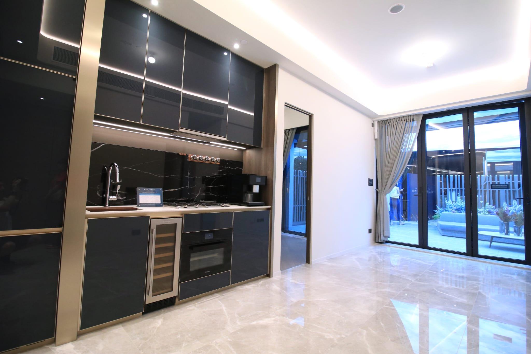 長方形設計大廳,配開放式廚房,以及樓底高達3.5米,空間感不俗。(林俊源攝)