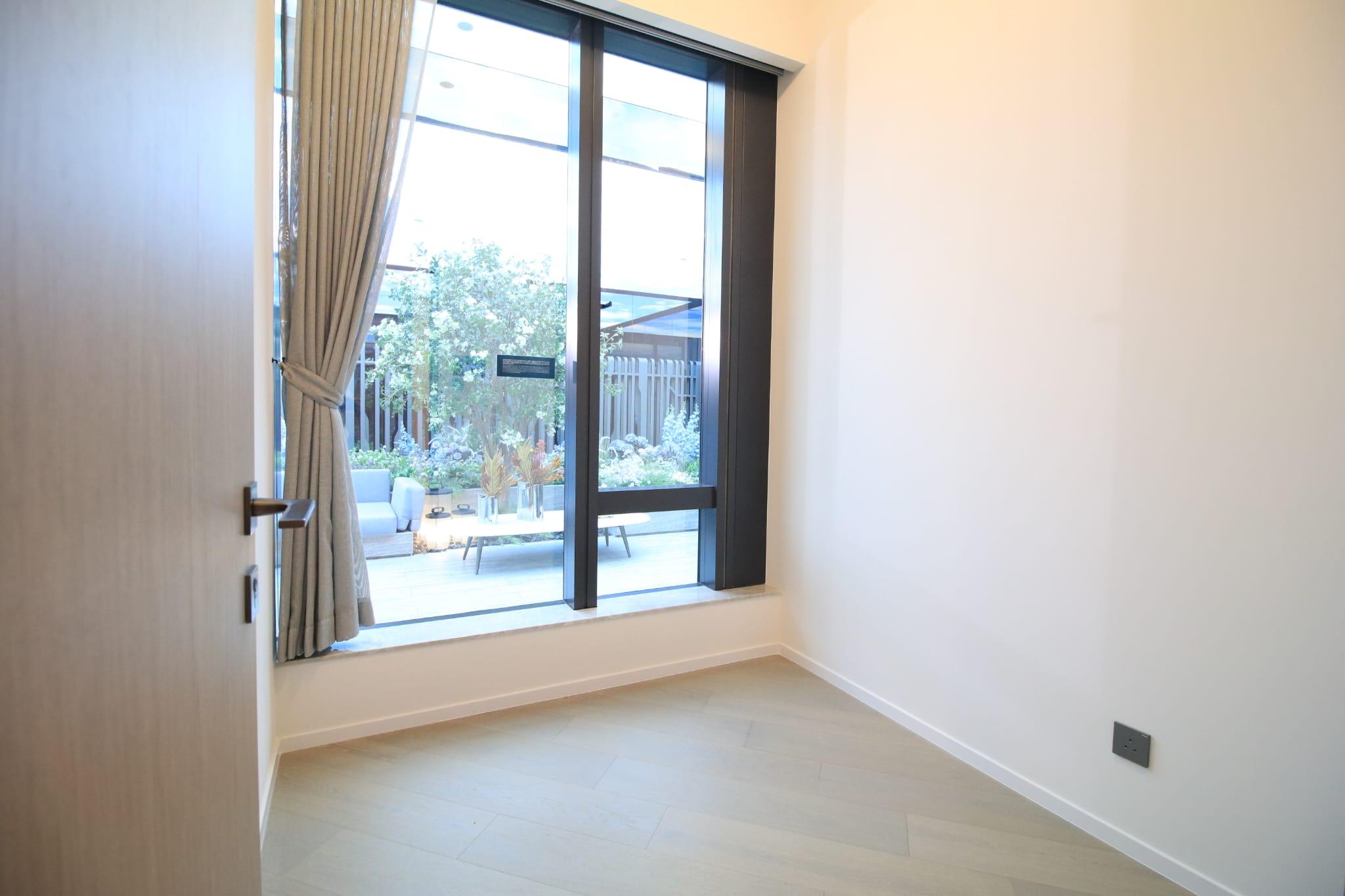 睡房間隔四正,窗大光猛。(林俊源攝)