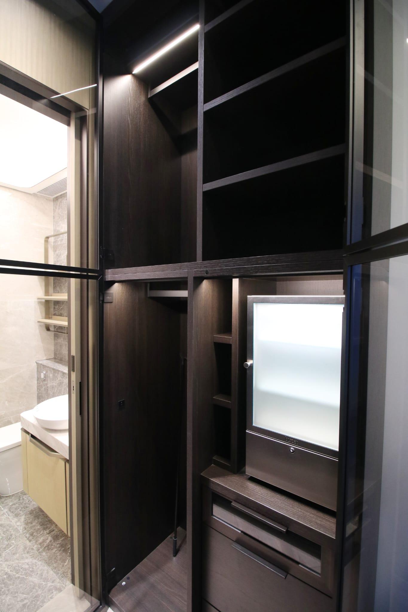 主人套房衣帽間設有LEMA Fashion Box,收納之餘,亦可為衣物除臭及消毒。(林俊源攝)