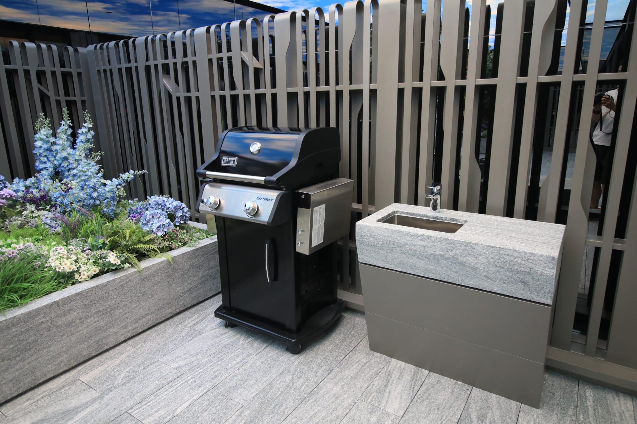 私人花園備有專業燒烤爐及洗水盆等設施。(林俊源攝)