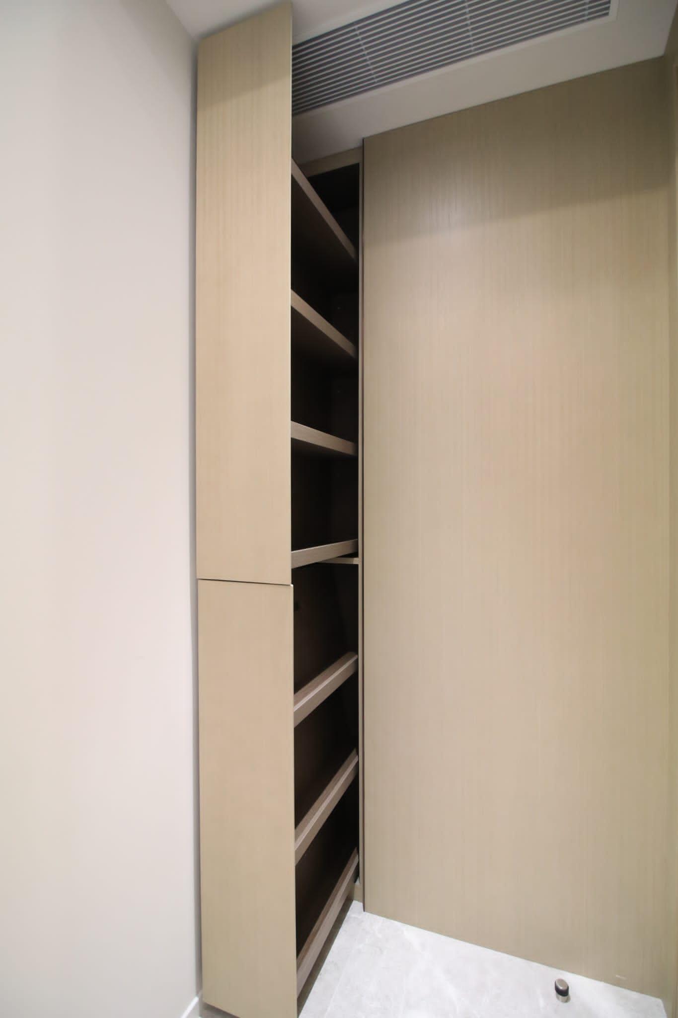 玄關設有推趟式鞋櫃,慳位實用。(林俊源攝)